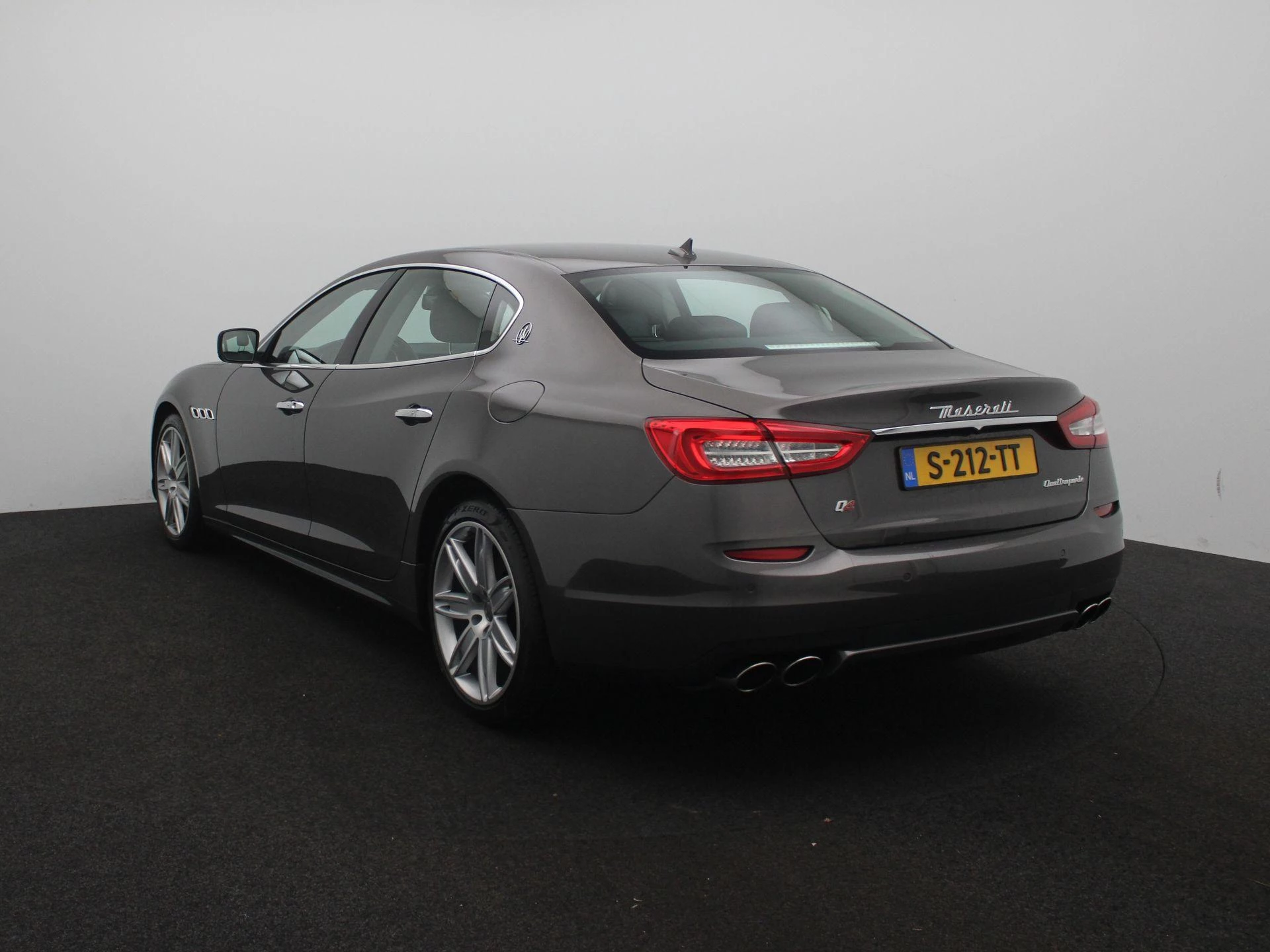 Maserati Quattroporte met kenteken 142100 – autofoto 3