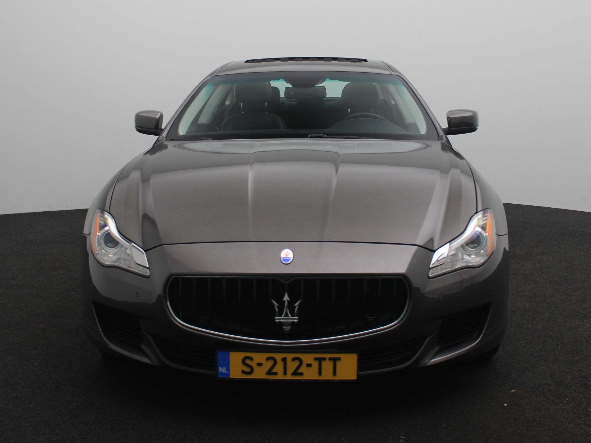 Maserati Quattroporte met kenteken 142100 – autofoto 4