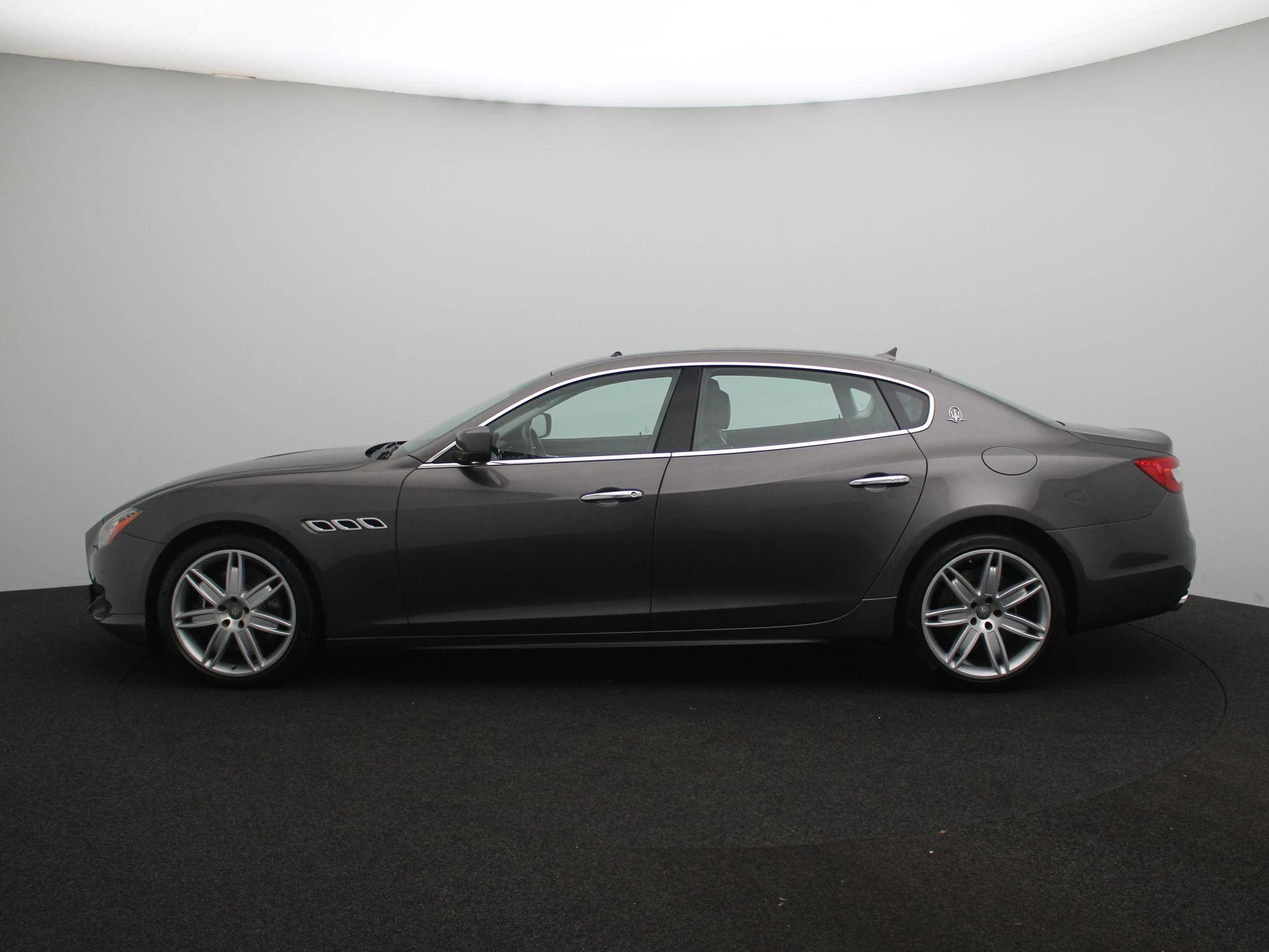 Maserati Quattroporte met kenteken 142100 – autofoto 5