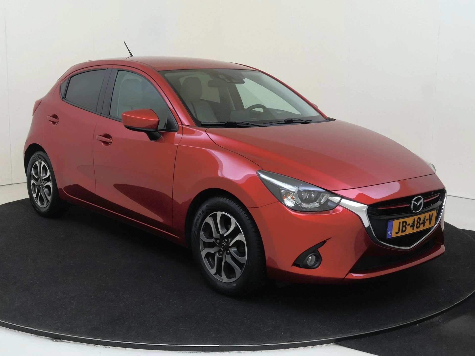 Mazda 2 met kenteken 45100 – autofoto 3