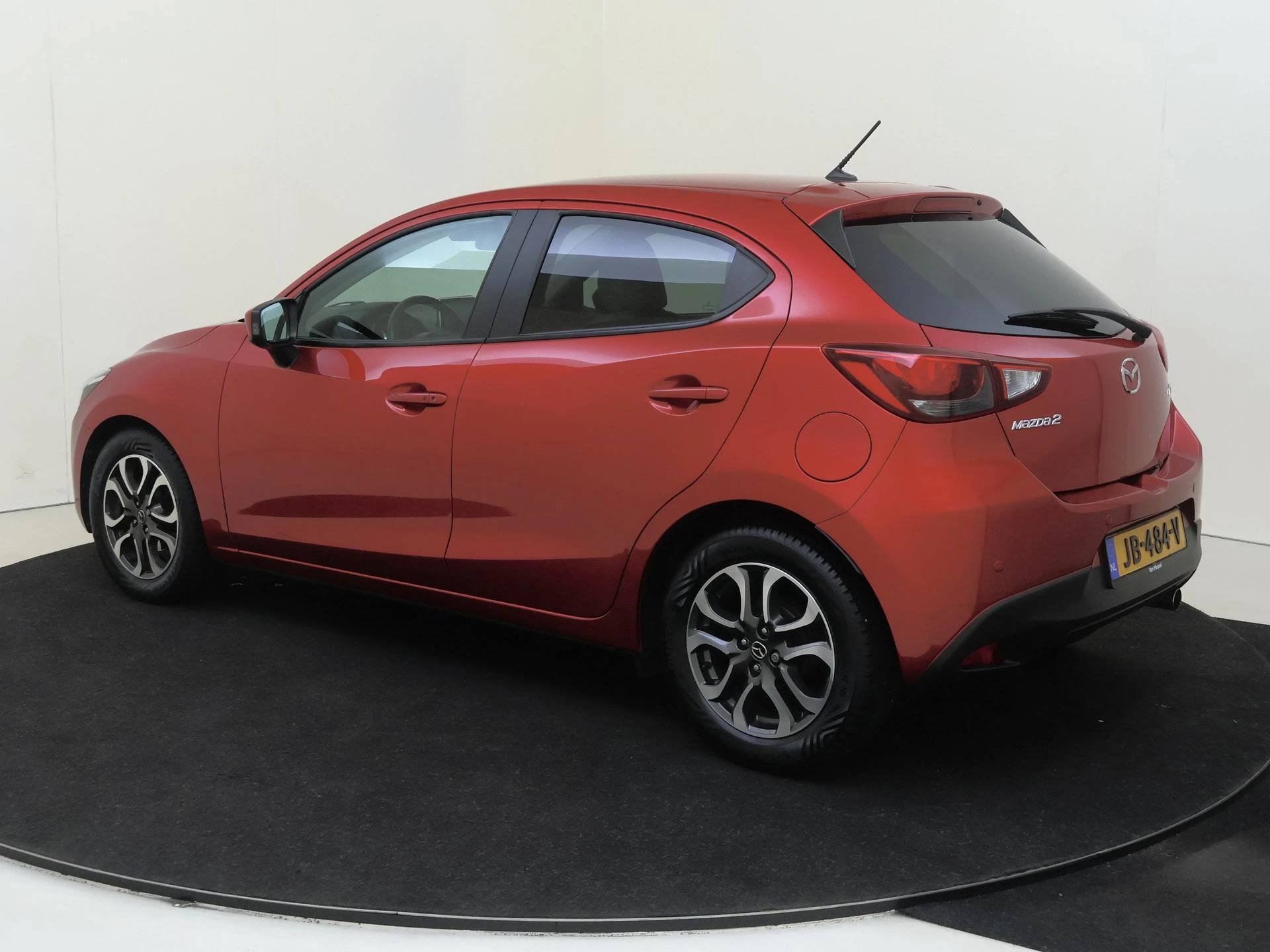 Mazda 2 met kenteken 45100 – autofoto 4