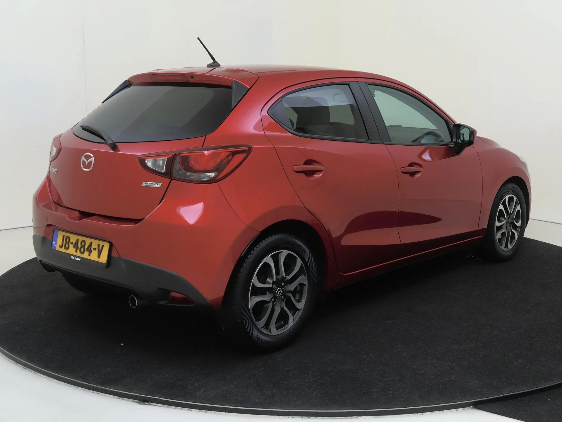 Mazda 2 met kenteken 45100 – autofoto 5