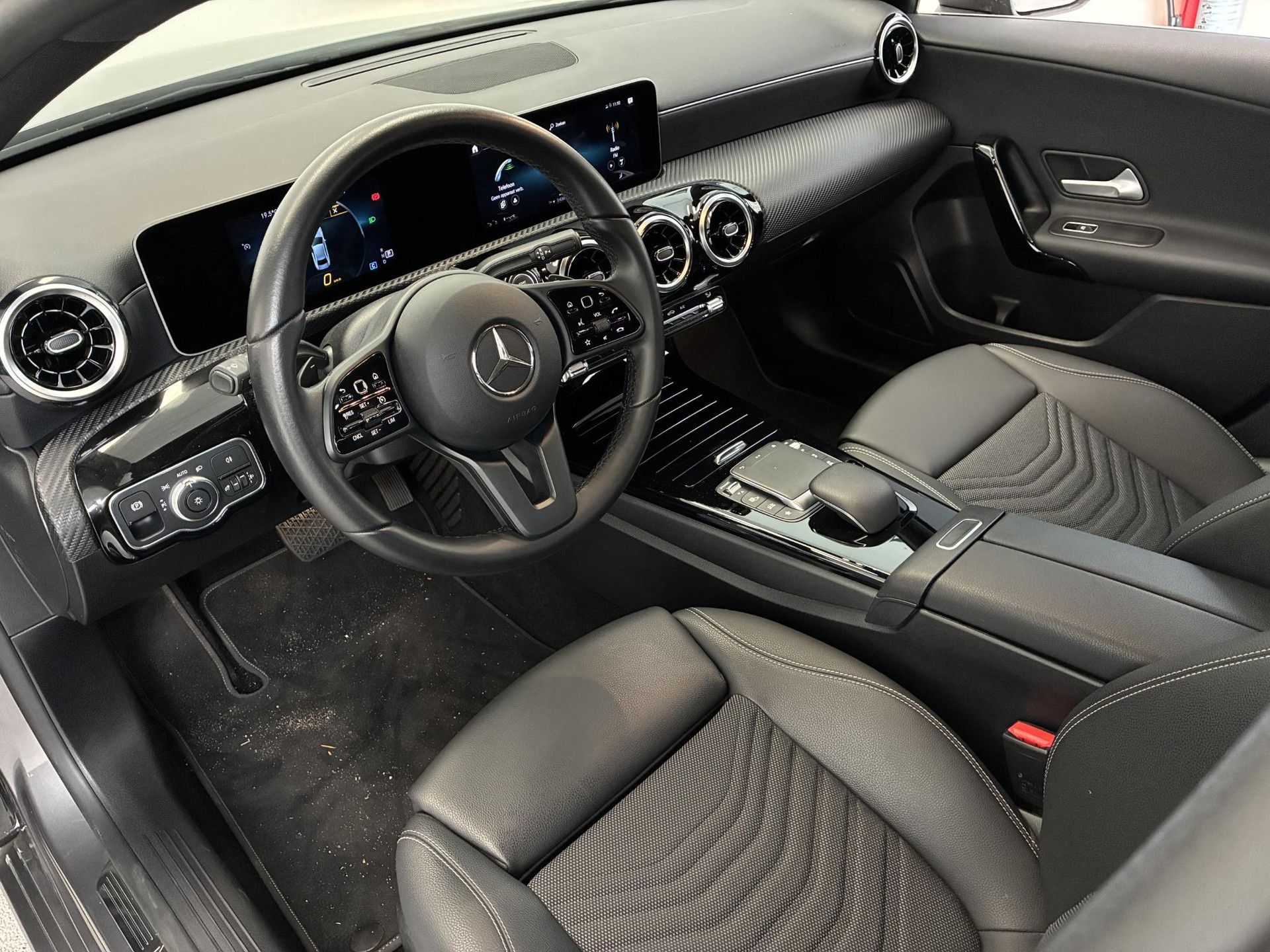 Mercedes-Benz A-Klasse met kenteken H-714-PH – interieur