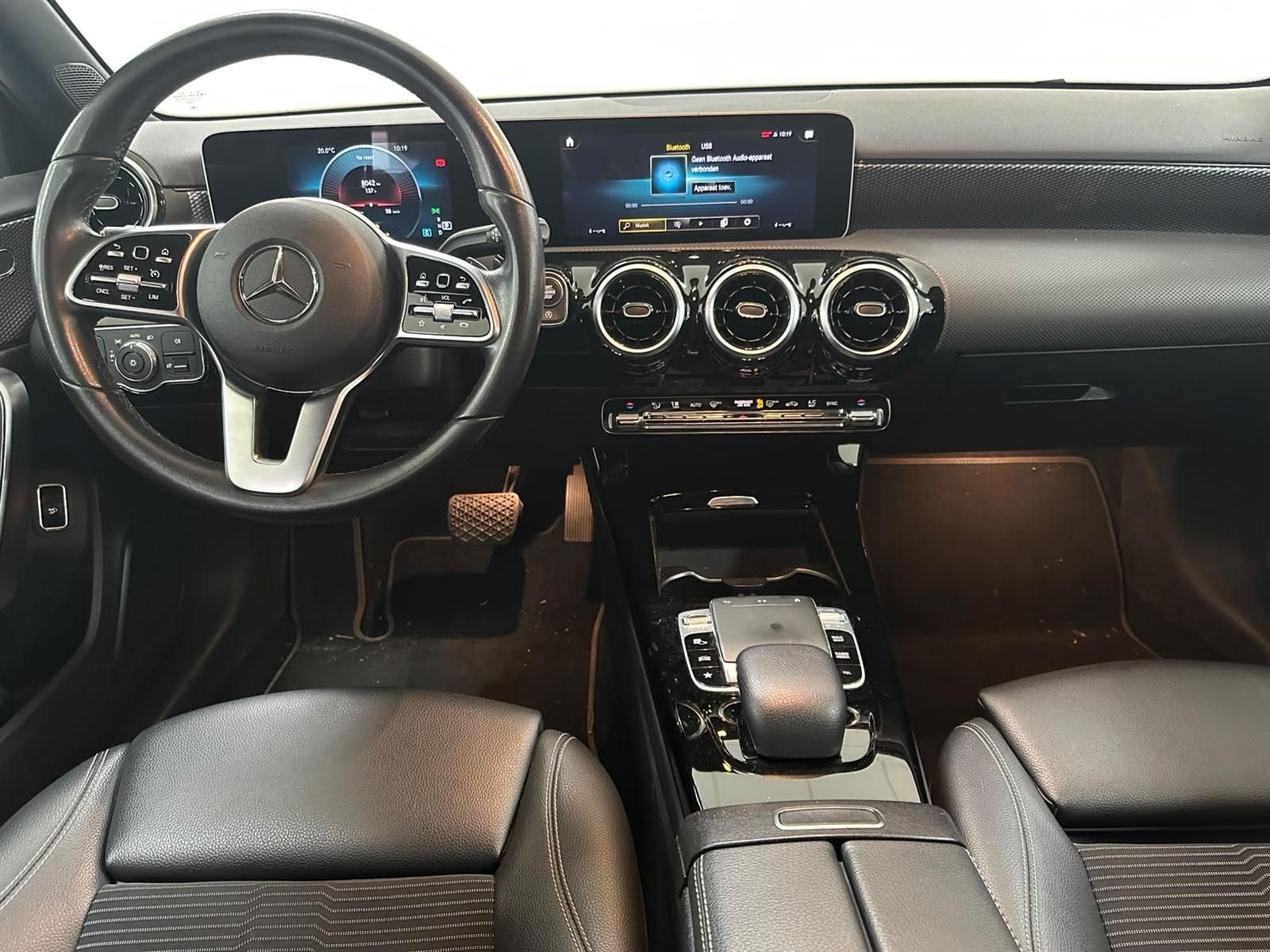 Mercedes-Benz A-Klasse met kenteken X-001-SV – interieur
