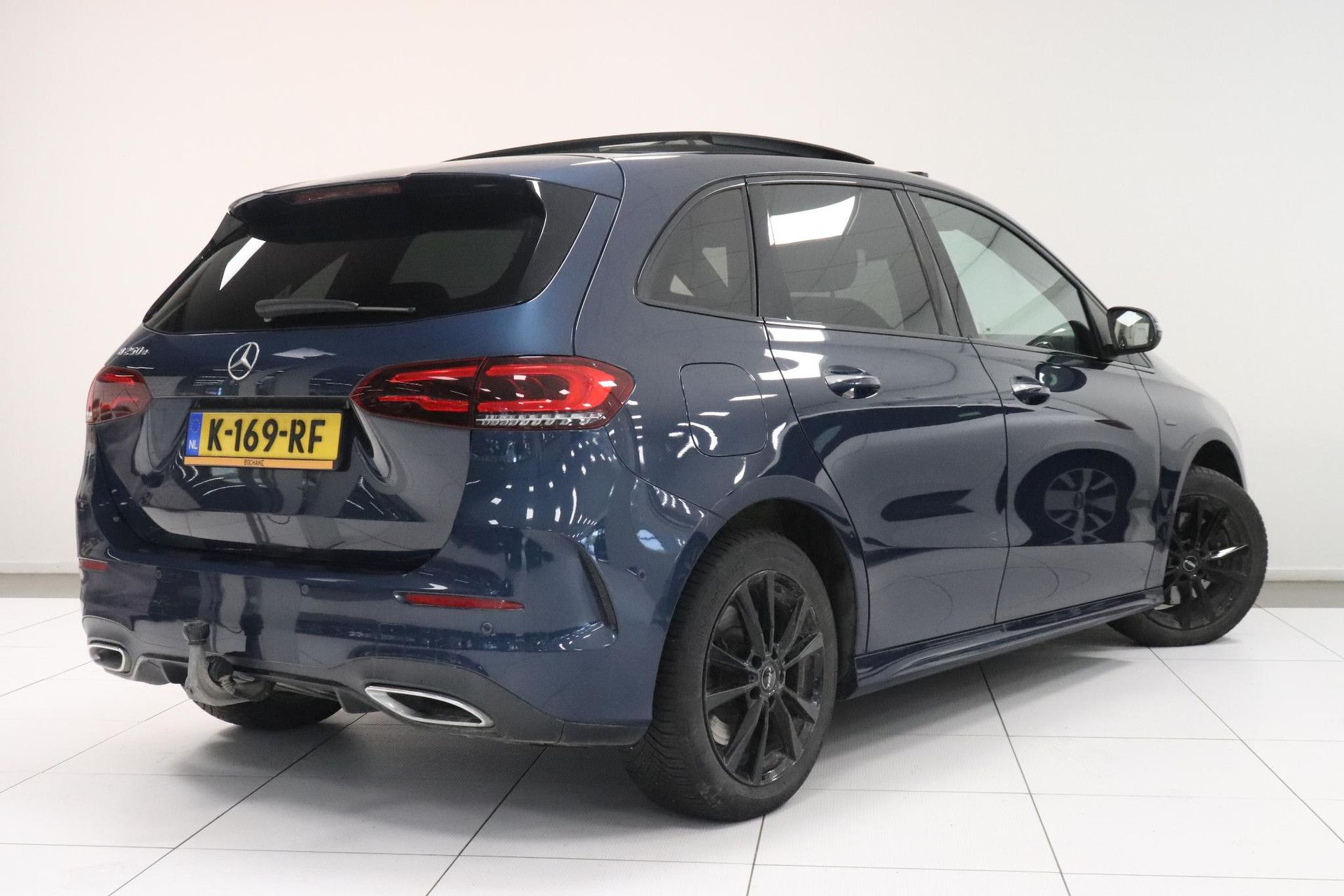 Mercedes-Benz B-Klasse met kenteken K-169-RF – achteraanzicht