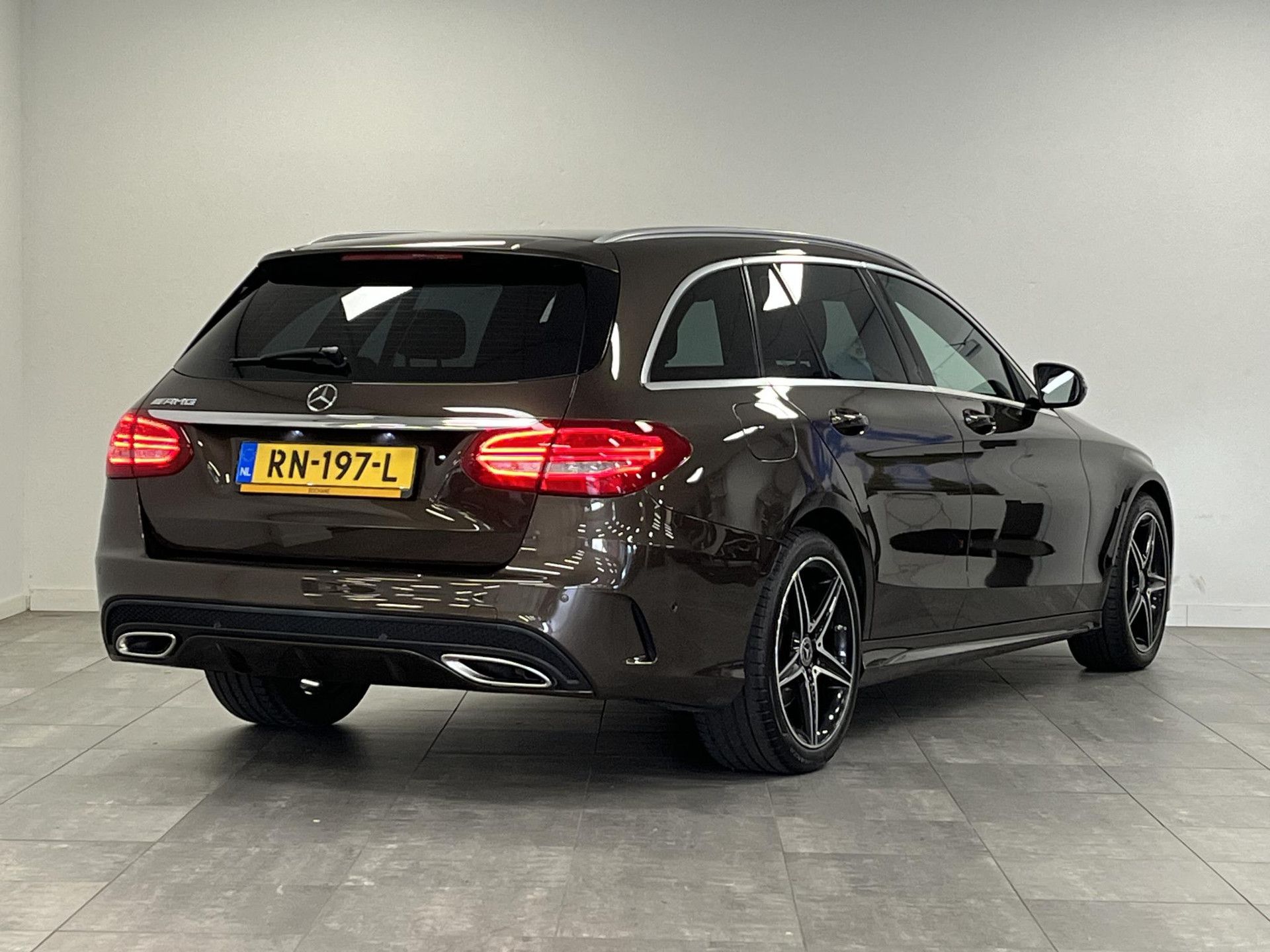Mercedes-Benz C-Klasse met kenteken RN-197-L – achteraanzicht