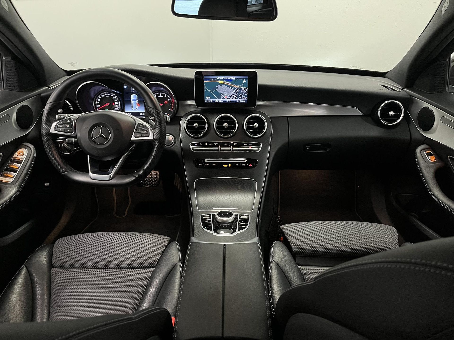 Mercedes-Benz C-Klasse met kenteken RN-197-L – interieur