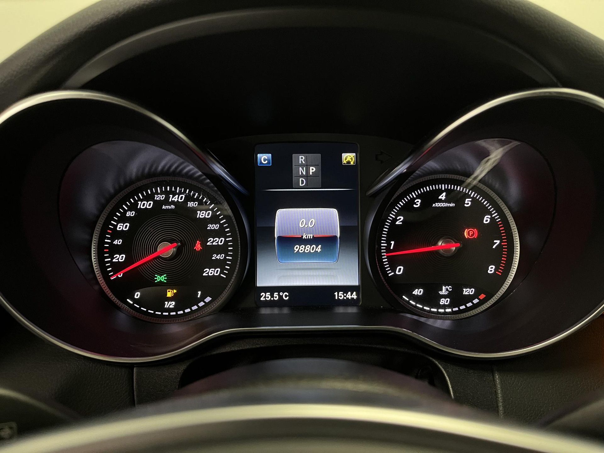 Mercedes-Benz C-Klasse met kenteken RN-197-L – dashboard