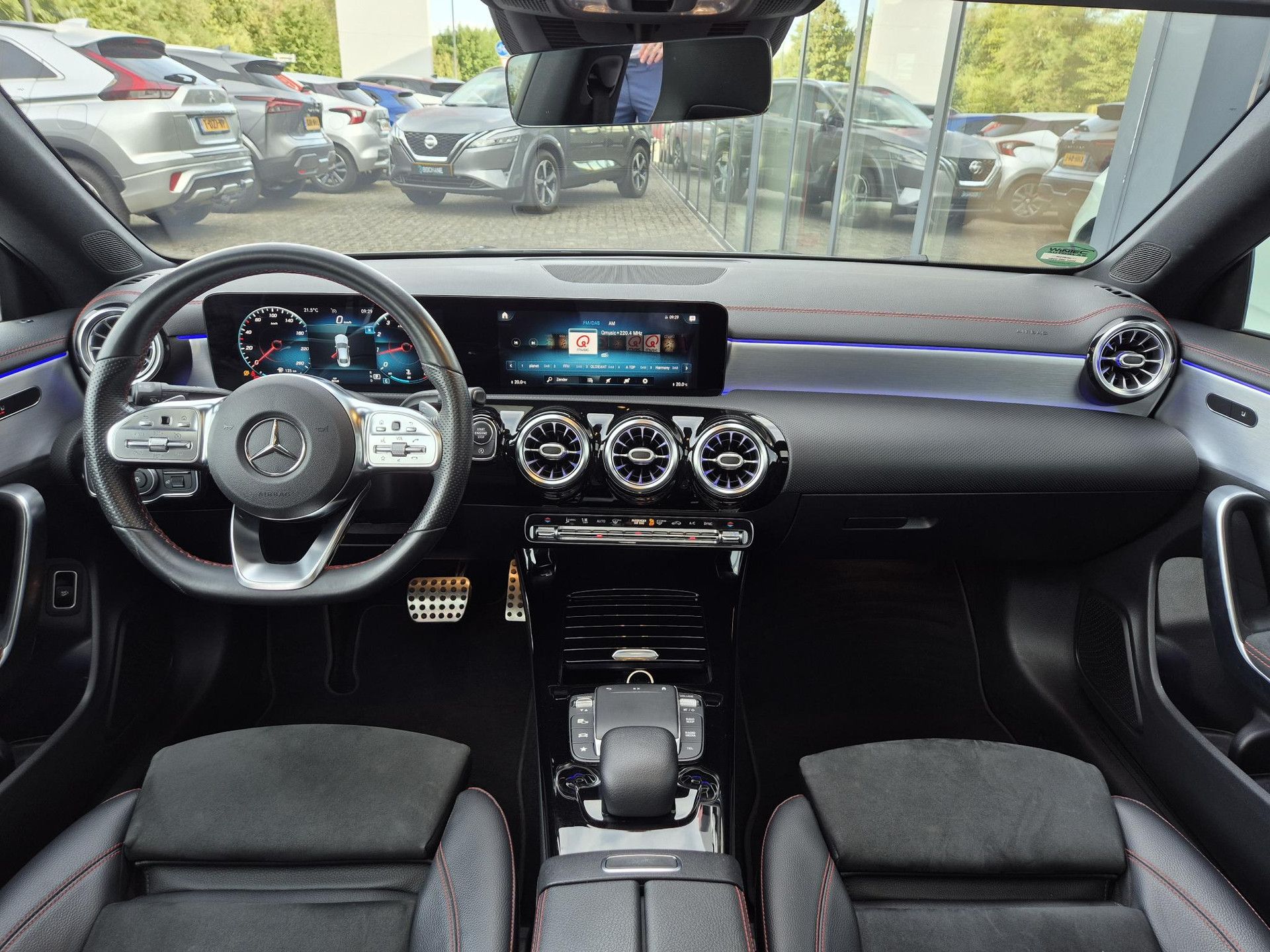 Mercedes-Benz CLA met kenteken HLL-14-X – interieur