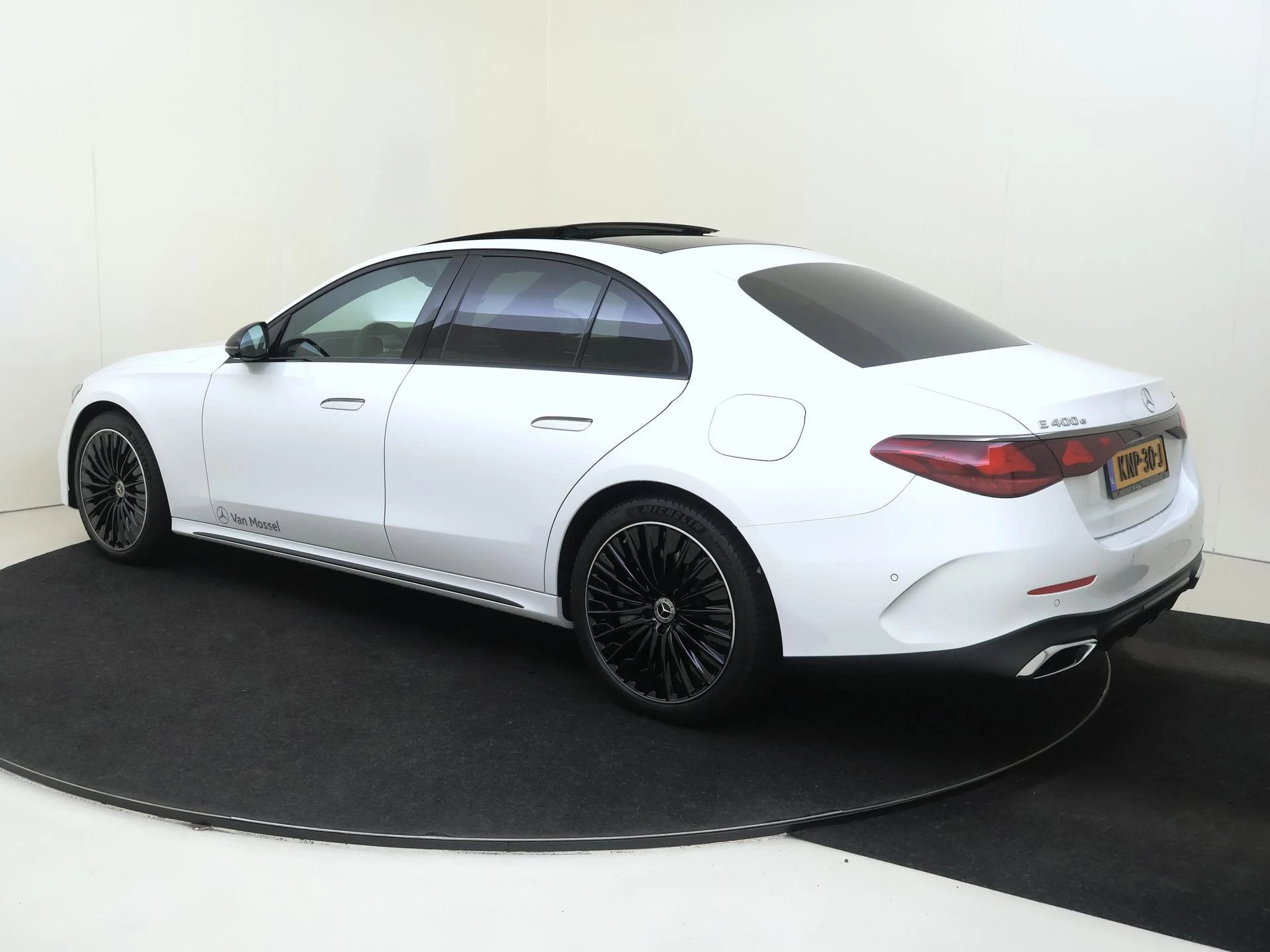 Mercedes-Benz E-Klasse met kenteken 25100 – autofoto 4