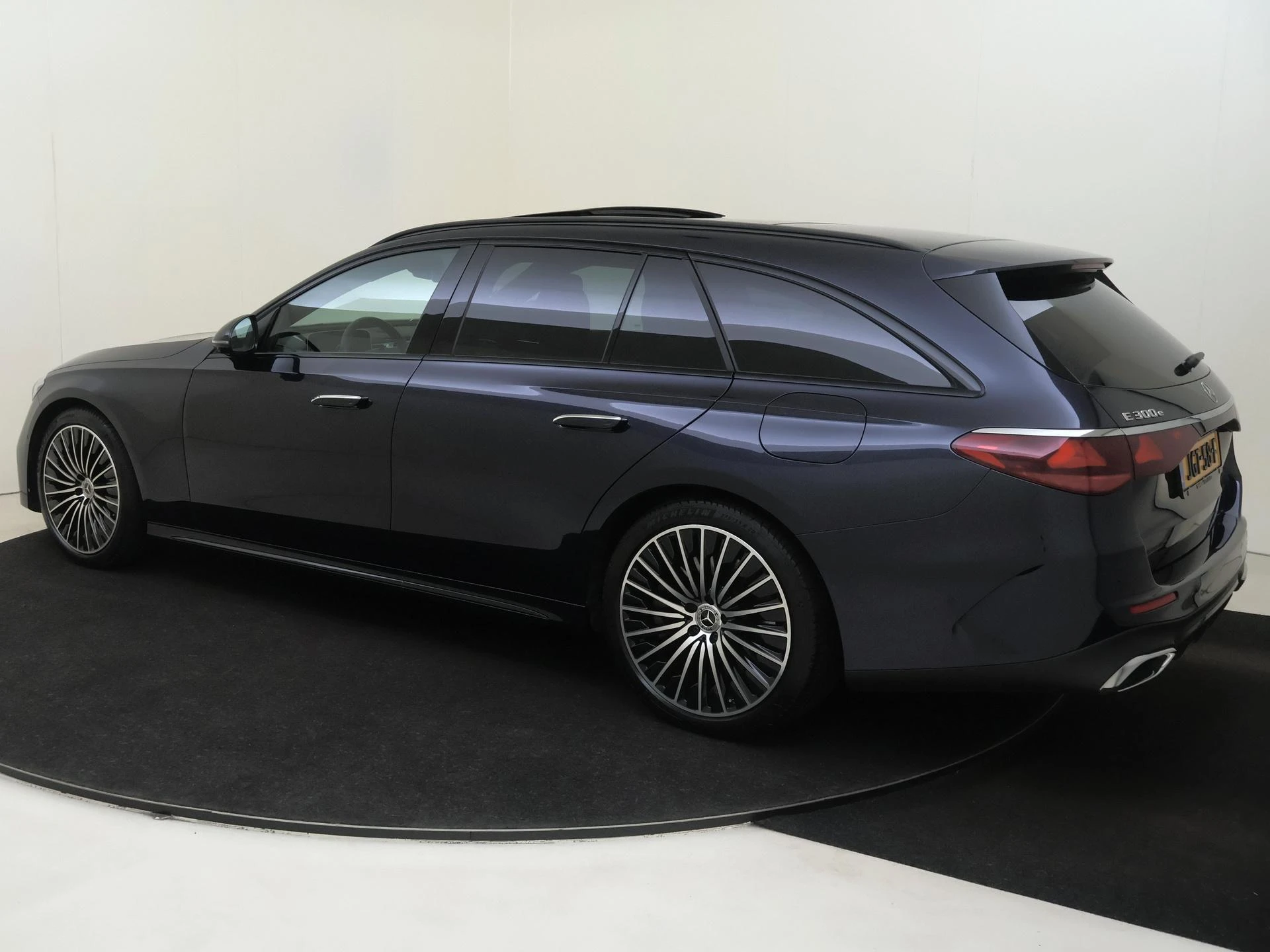 Mercedes-Benz E-Klasse met kenteken 06100 – autofoto 4