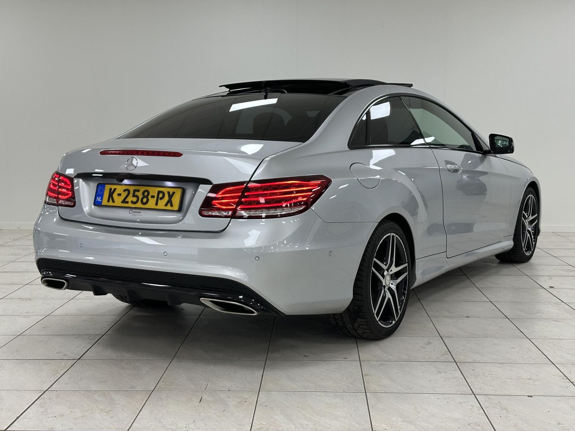 Mercedes-Benz E-Klasse met kenteken K-258-PX – achteraanzicht