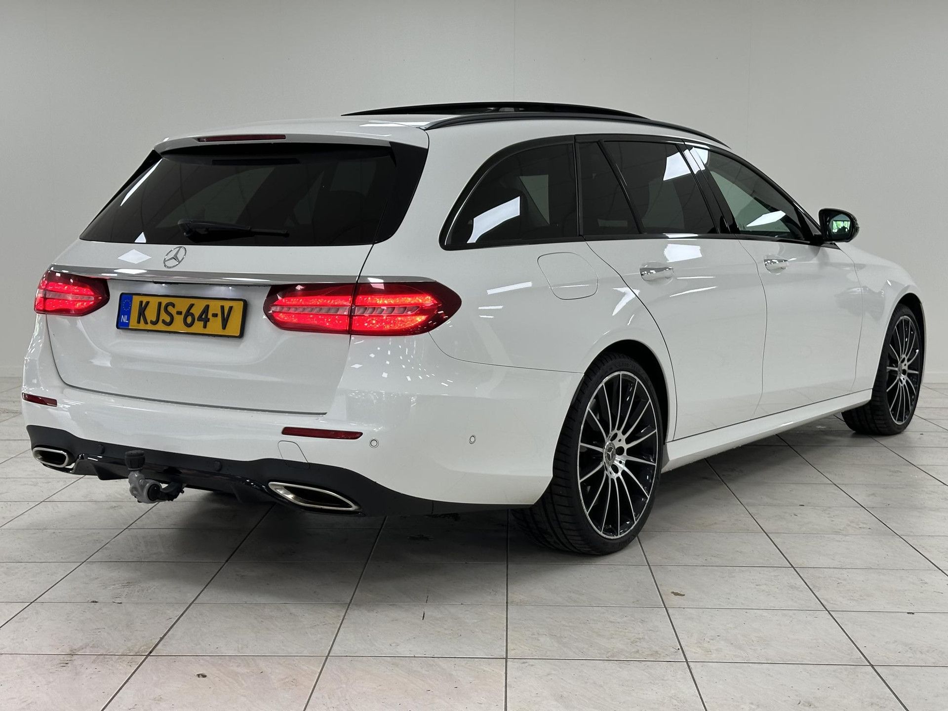 Mercedes-Benz E-Klasse met kenteken KJS-64-V – achteraanzicht