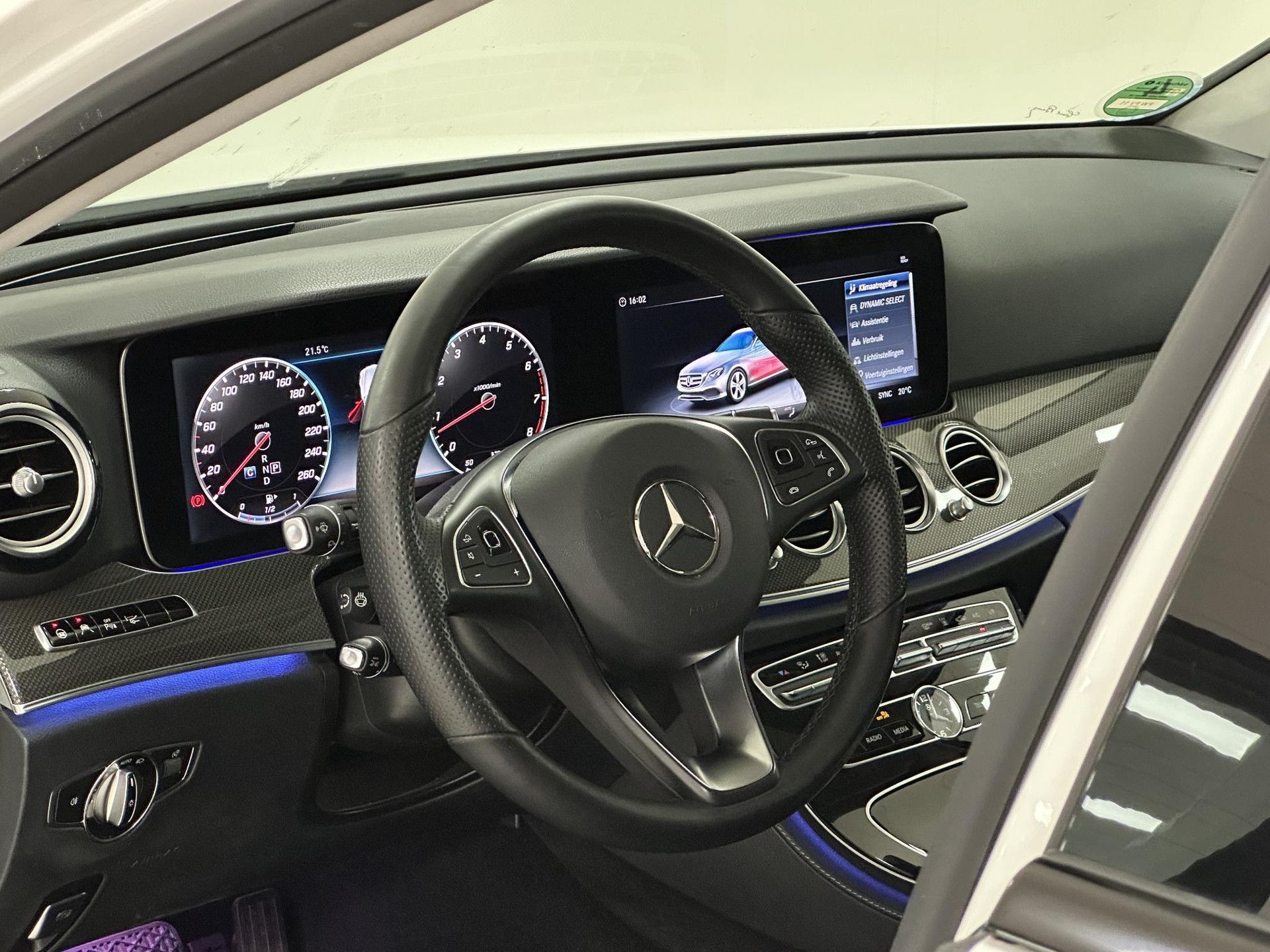 Mercedes-Benz E-Klasse met kenteken KJS-64-V – interieur