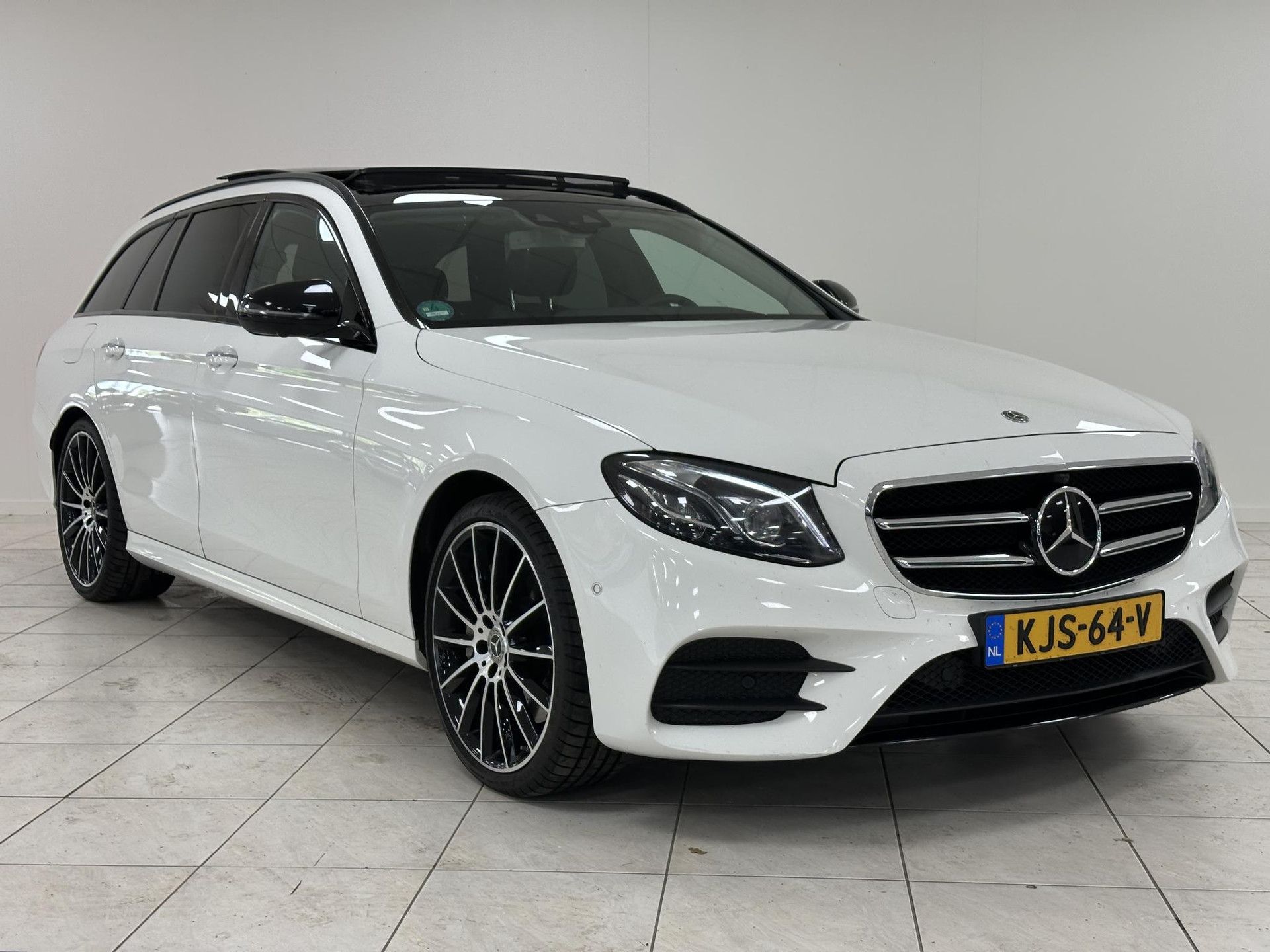 Mercedes-Benz E-Klasse met kenteken KJS-64-V – detailfoto