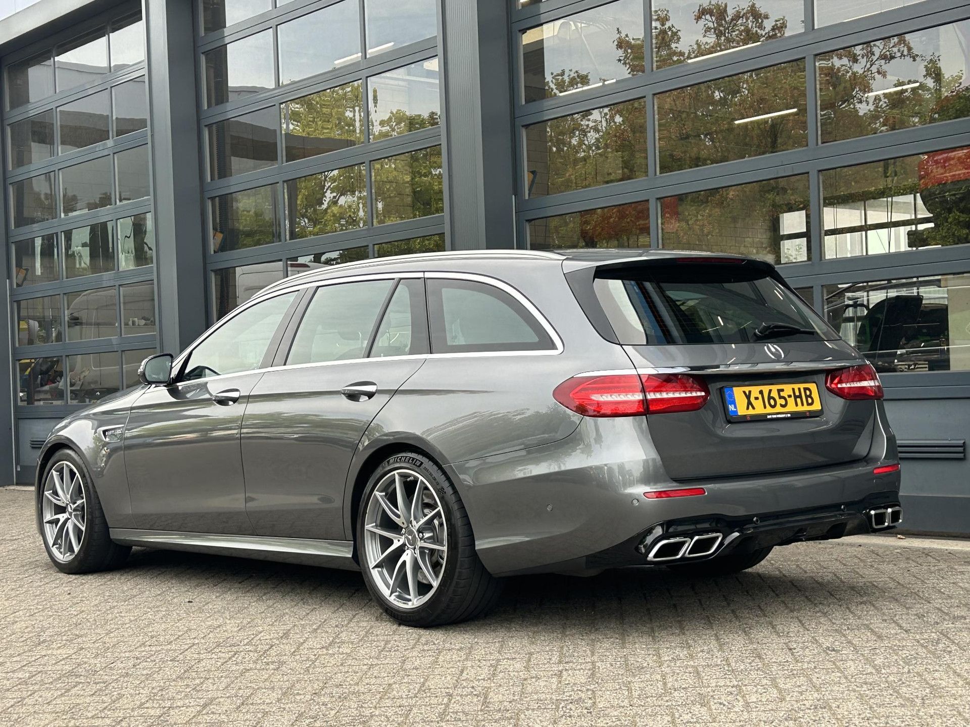 Mercedes-Benz E-Klasse met kenteken X-165-HB – achteraanzicht