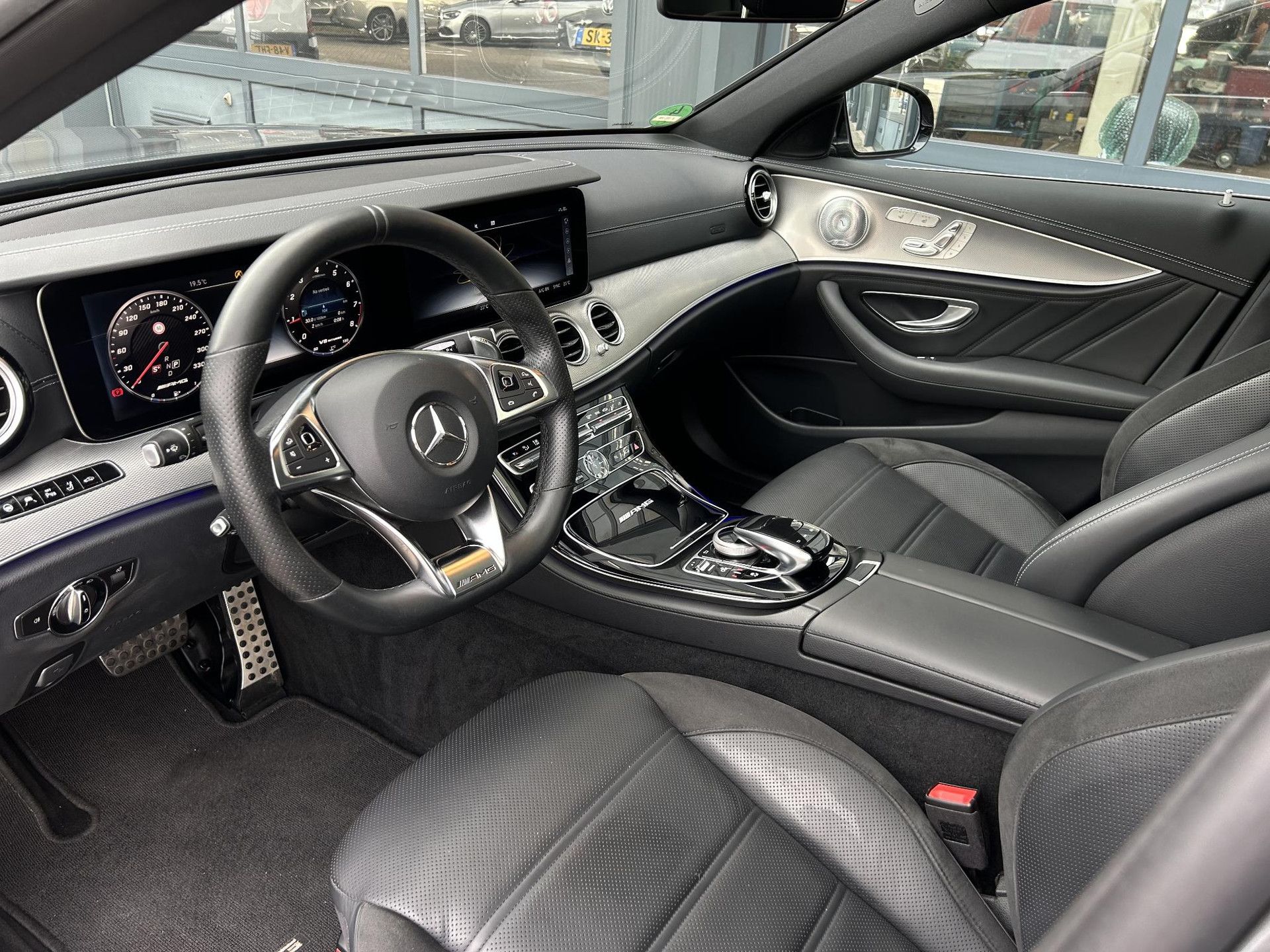 Mercedes-Benz E-Klasse met kenteken X-165-HB – interieur