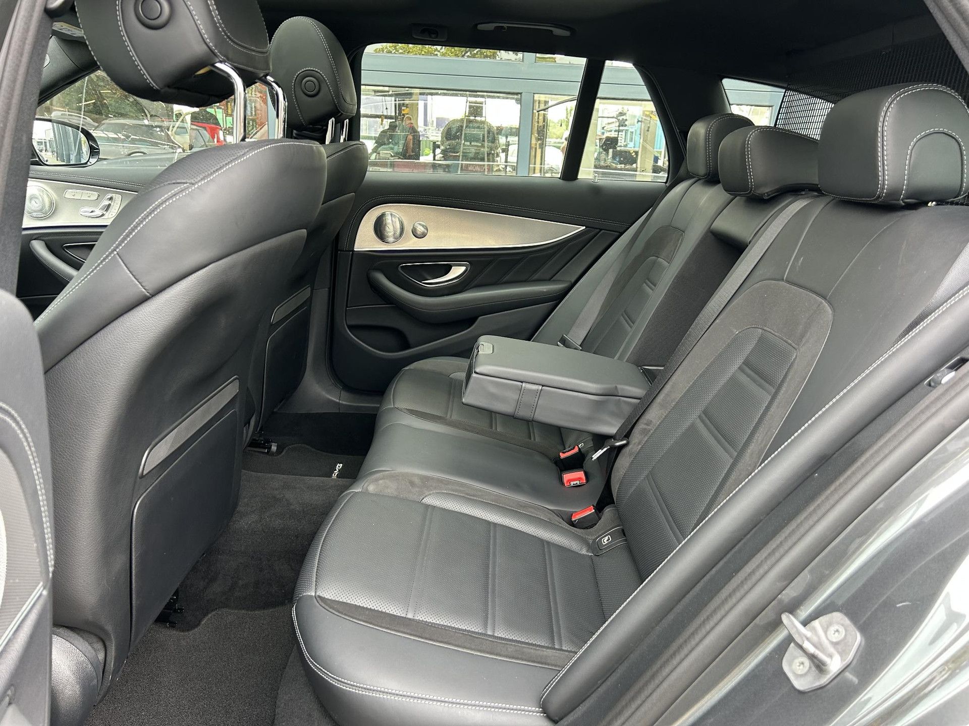 Mercedes-Benz E-Klasse met kenteken X-165-HB – dashboard