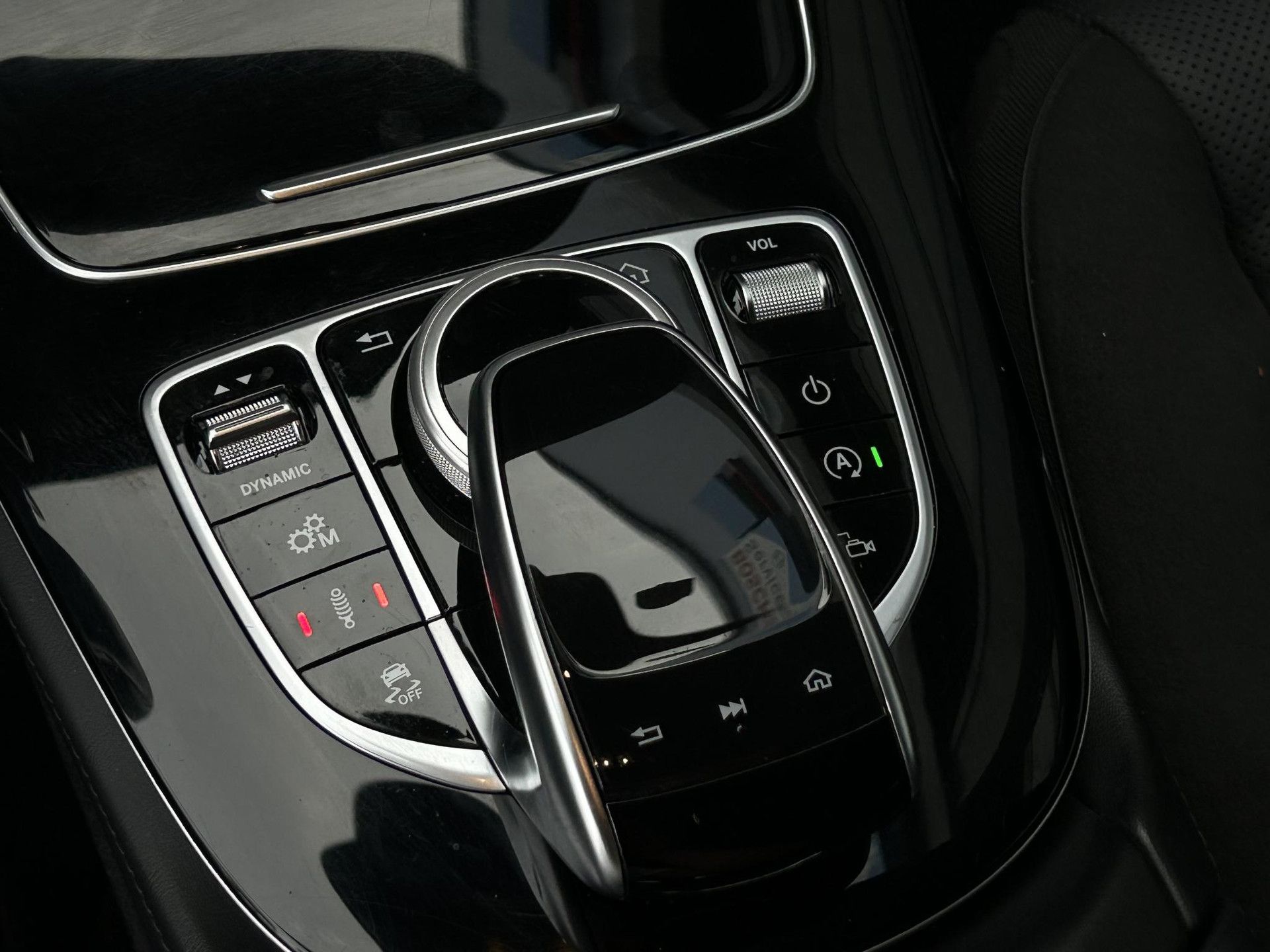 Mercedes-Benz E-Klasse met kenteken X-165-HB – detailfoto