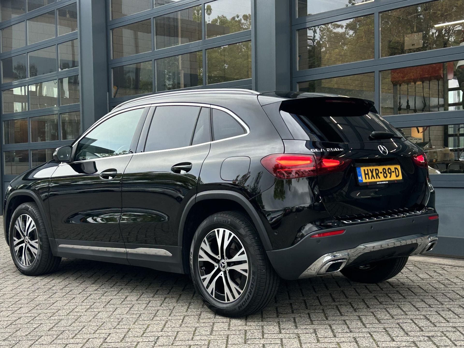 Mercedes-Benz GLA met kenteken HXR-89-D – achteraanzicht
