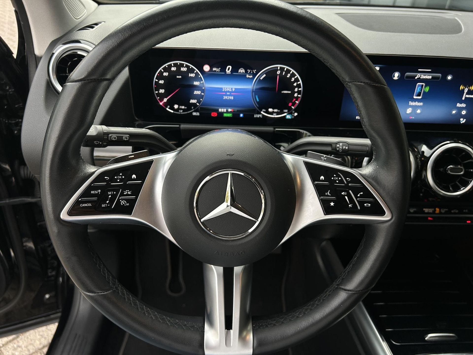 Mercedes-Benz GLA met kenteken HXR-89-D – dashboard