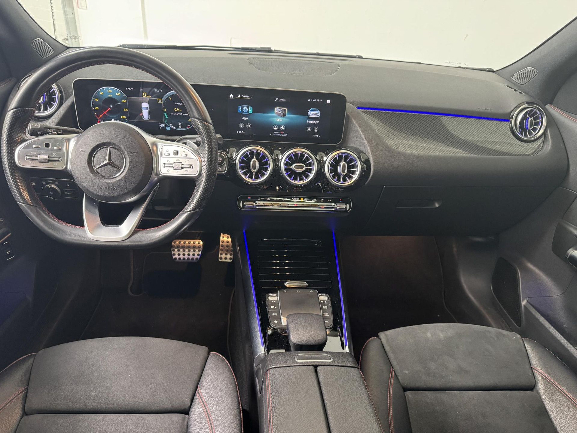 Mercedes-Benz GLA met kenteken J-950-PX – interieur