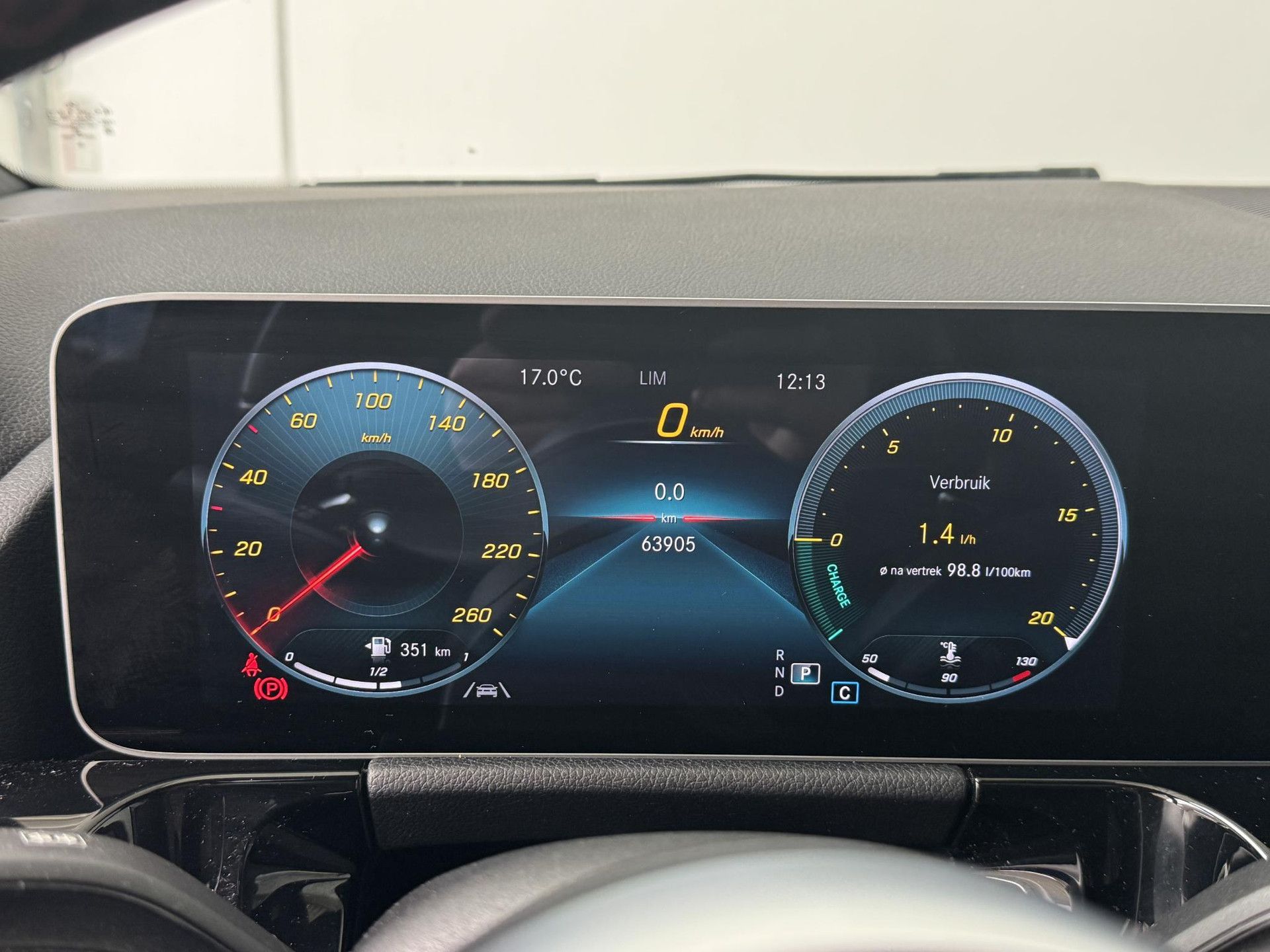 Mercedes-Benz GLA met kenteken J-950-PX – dashboard