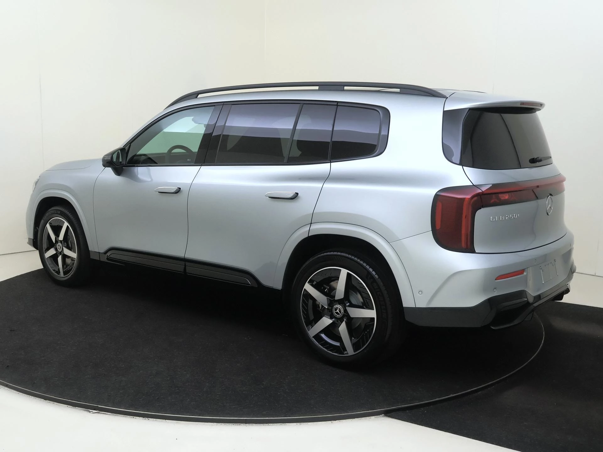Mercedes-Benz GLB – autofoto 4