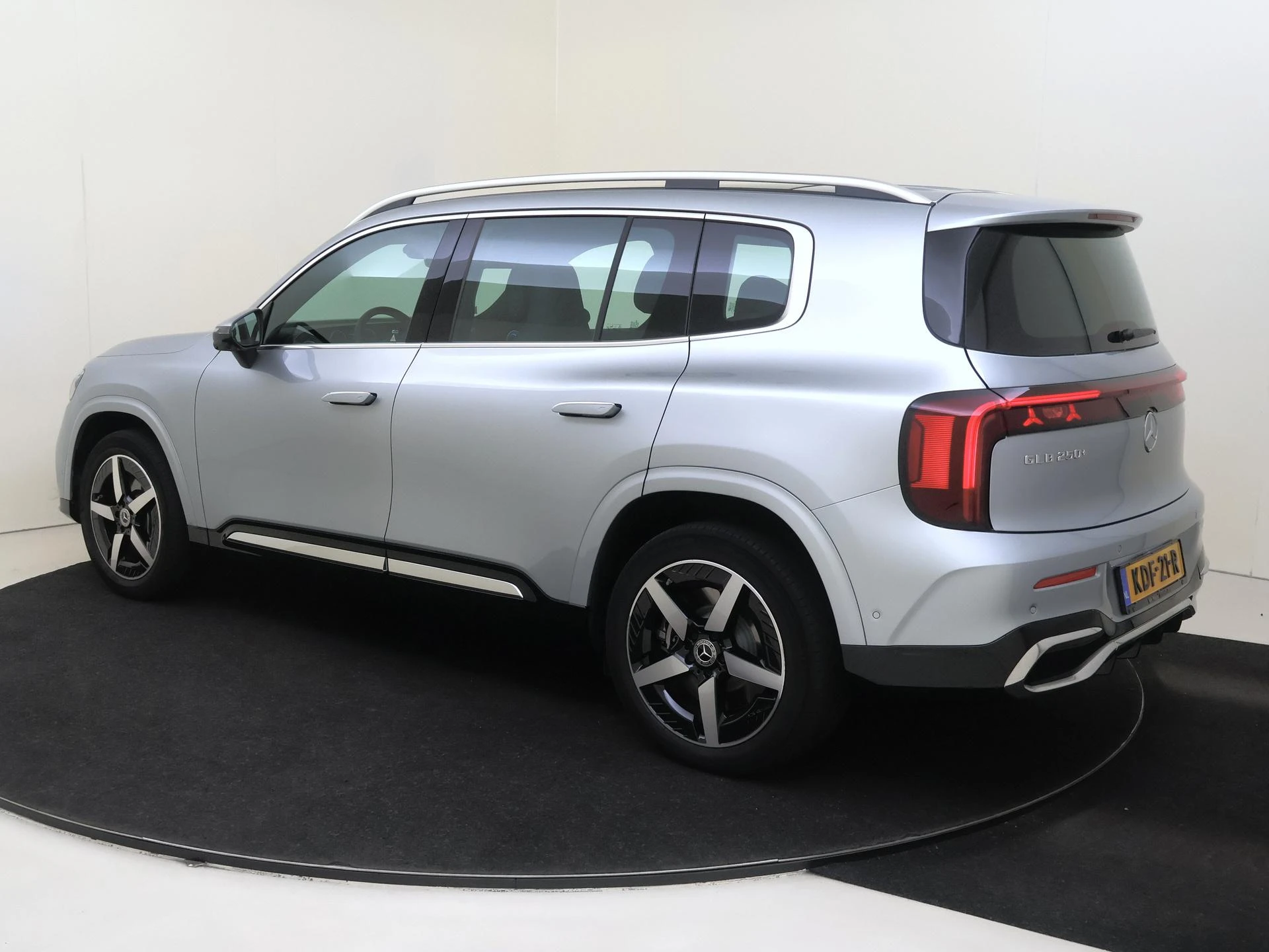 Mercedes-Benz GLB – autofoto 4