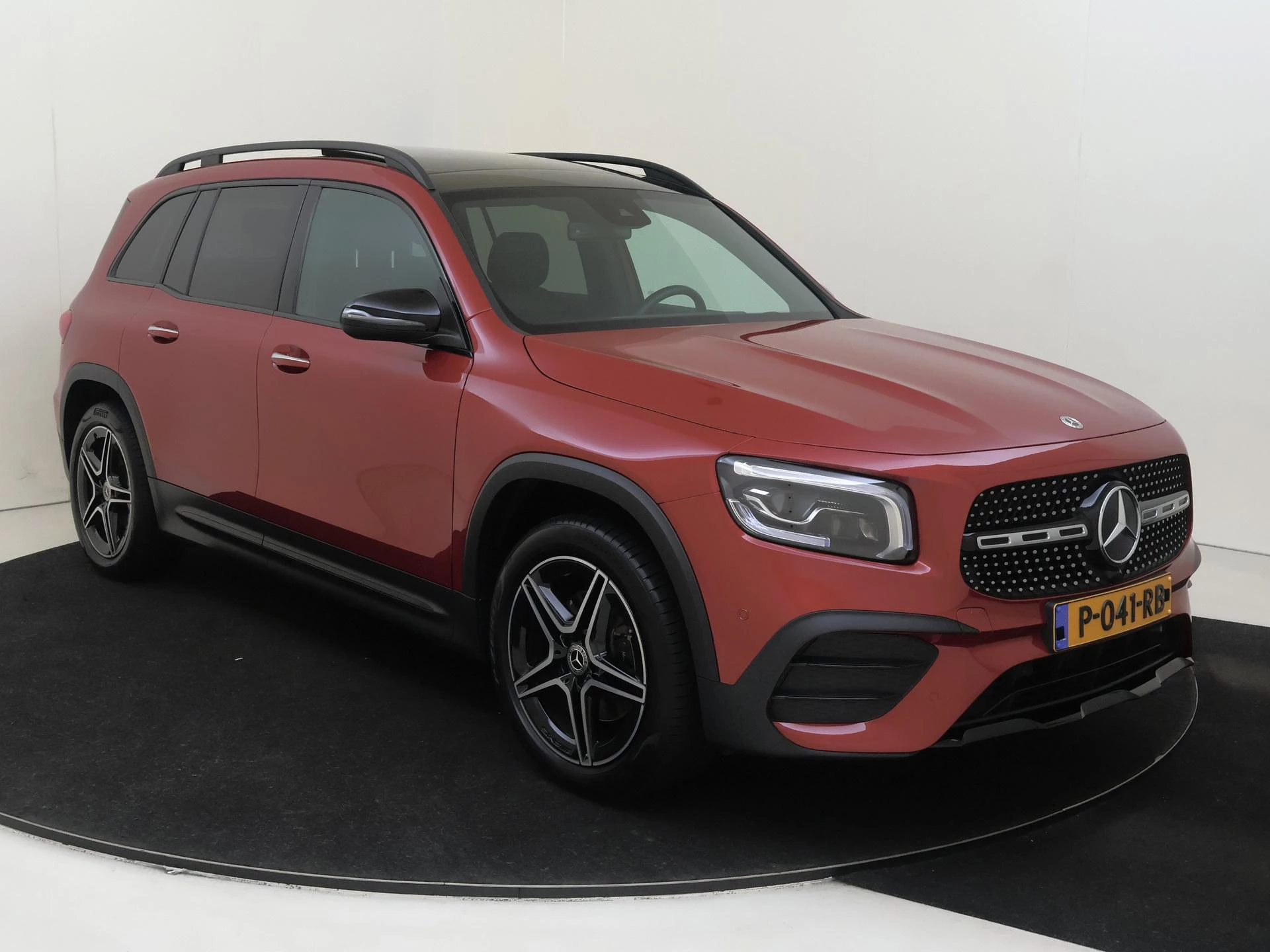 Mercedes-Benz GLB met kenteken P-041-RB – autofoto 3