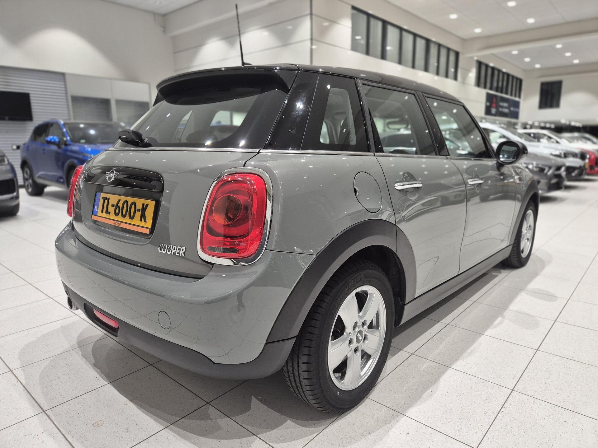 MINI 5-Deurs met kenteken TL-600-K – achteraanzicht