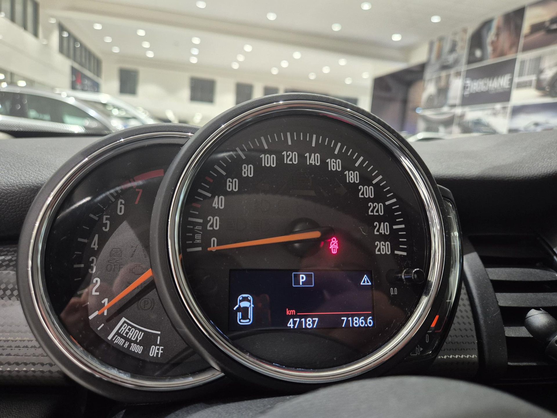 MINI 5-Deurs met kenteken TL-600-K – dashboard