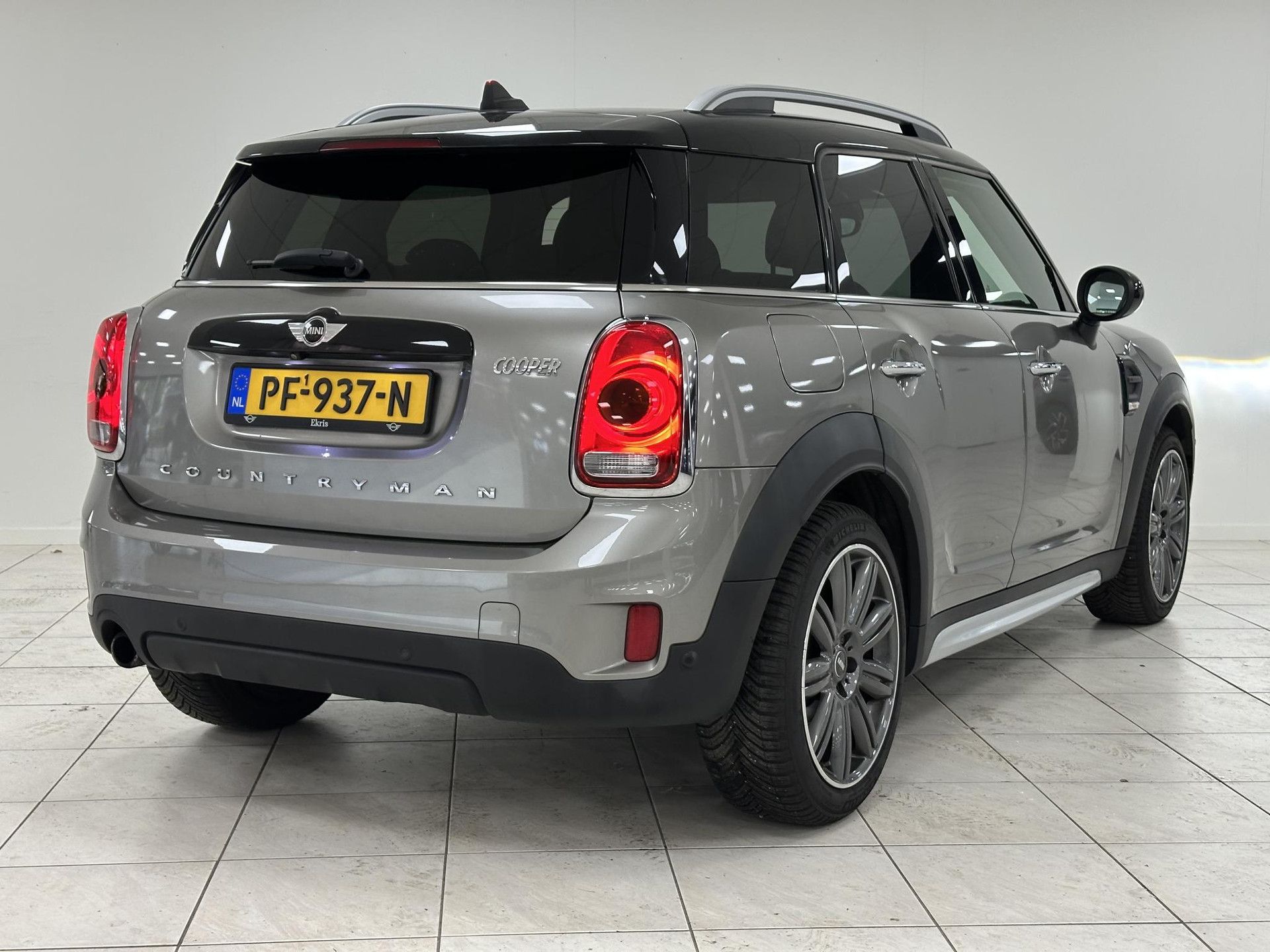 MINI Countryman met kenteken PF-937-N – achteraanzicht