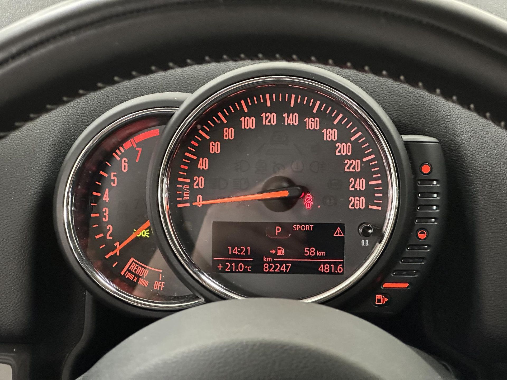 MINI Countryman met kenteken PF-937-N – dashboard
