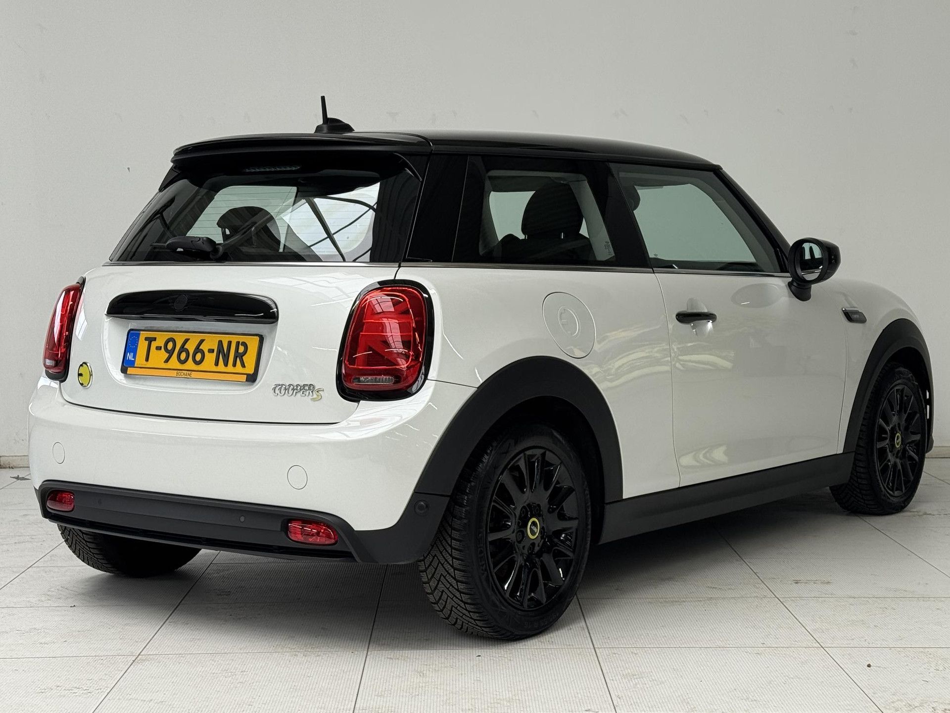 MINI Electric met kenteken T-966-NR – achteraanzicht