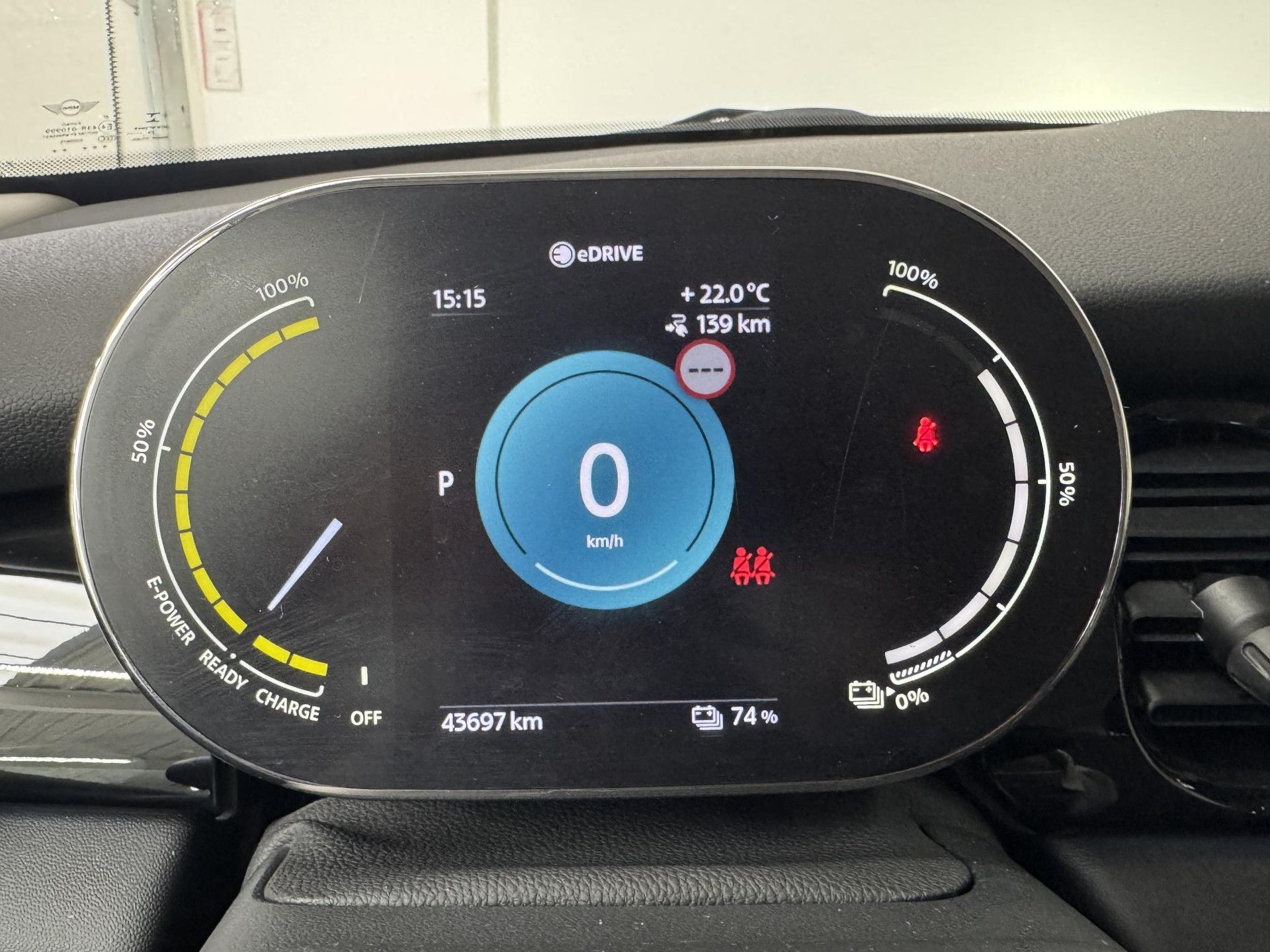 MINI Electric met kenteken T-966-NR – interieur