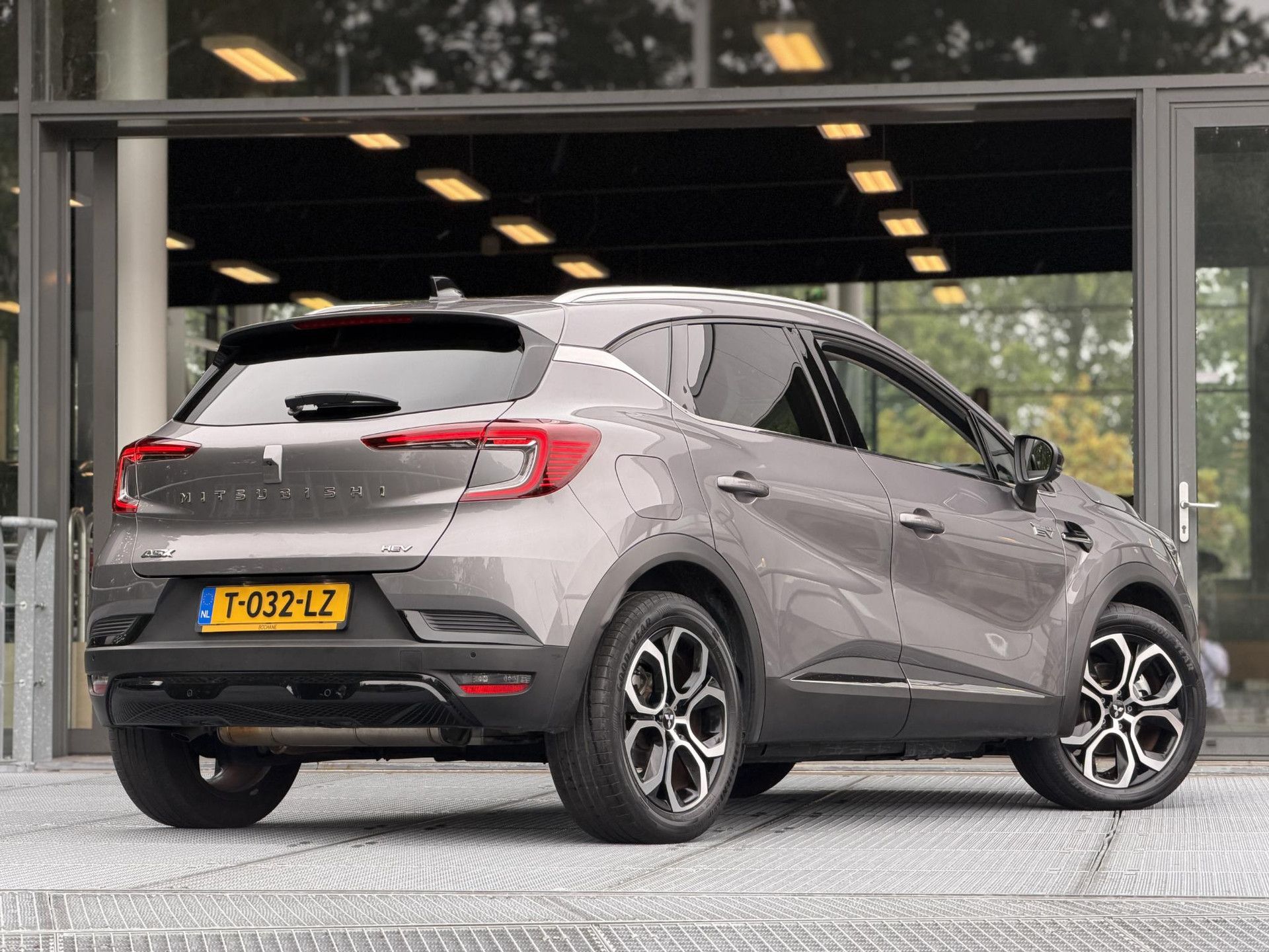 Mitsubishi ASX met kenteken T-032-LZ – achteraanzicht