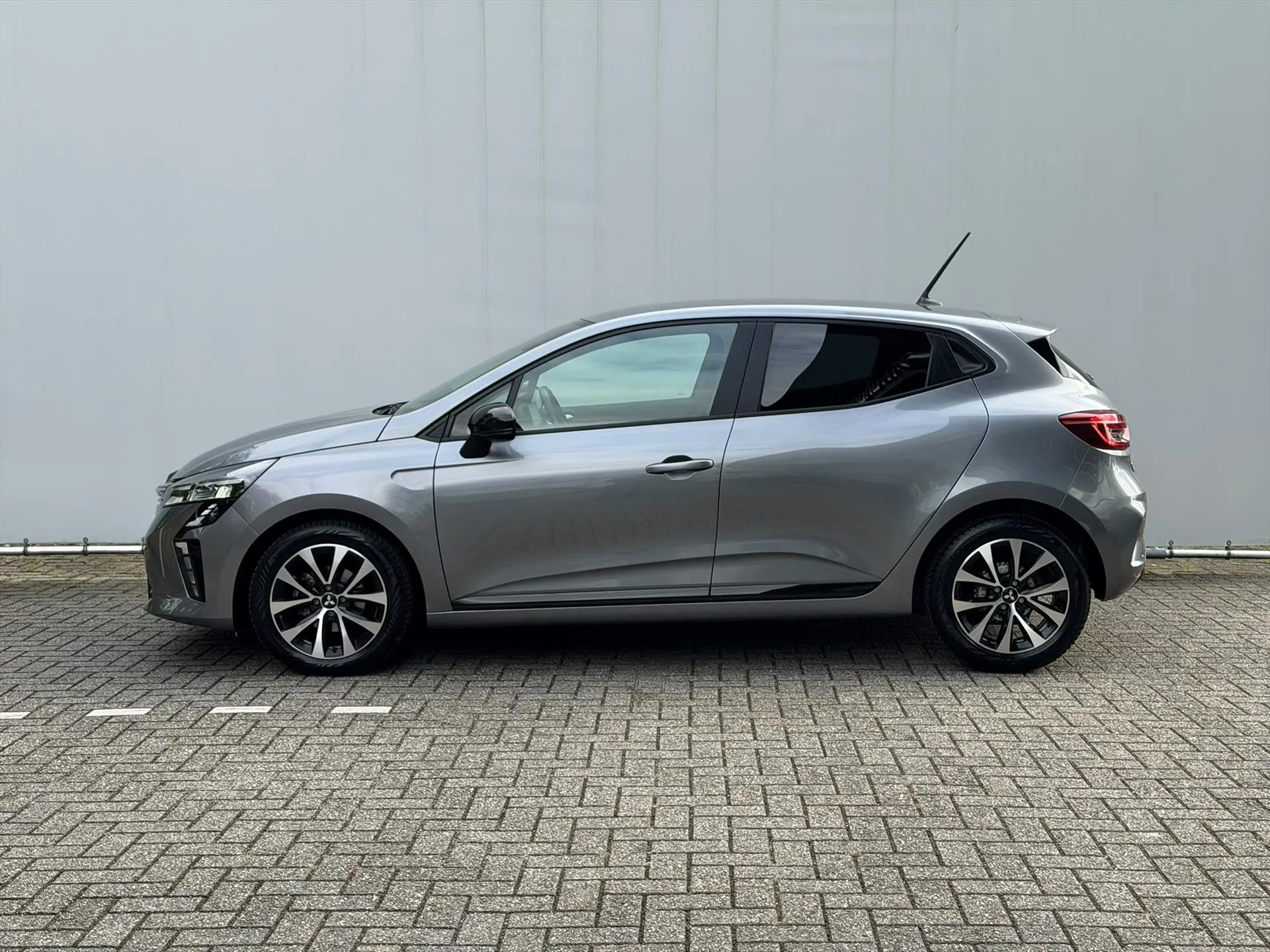 Mitsubishi Colt met kenteken X-042-NZ – achteraanzicht