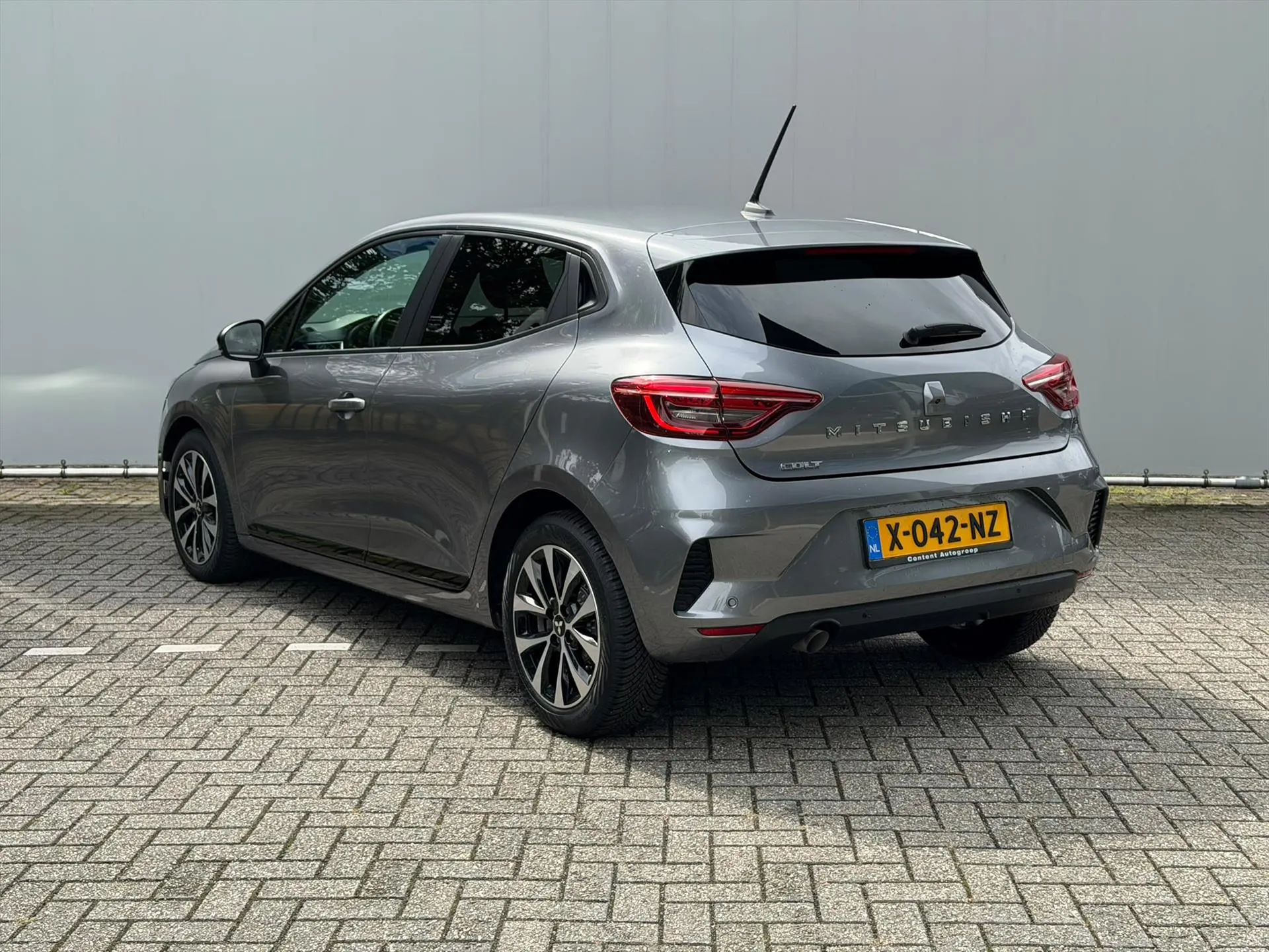 Mitsubishi Colt met kenteken X-042-NZ – interieur