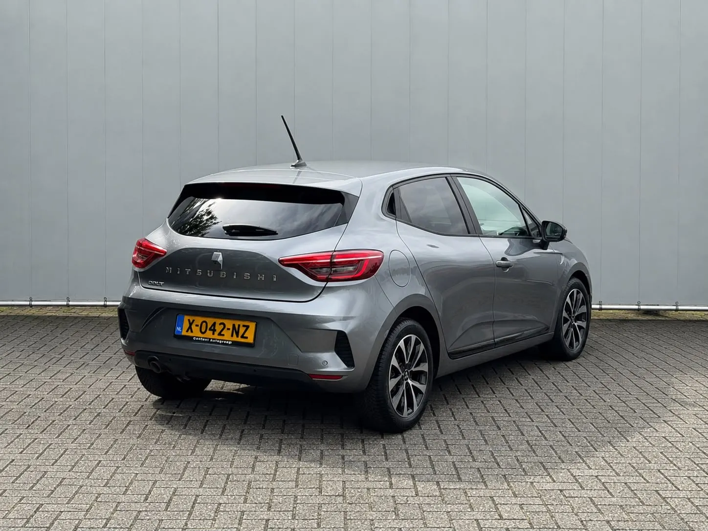 Mitsubishi Colt met kenteken X-042-NZ – detailfoto