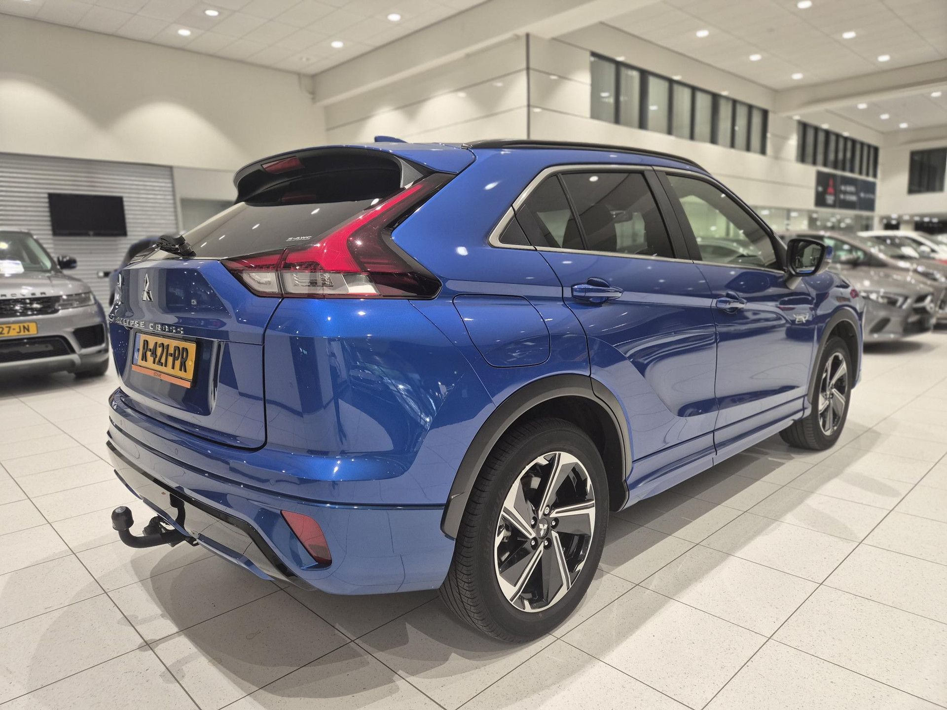 Mitsubishi EclipseCross met kenteken R-421-PR – achteraanzicht