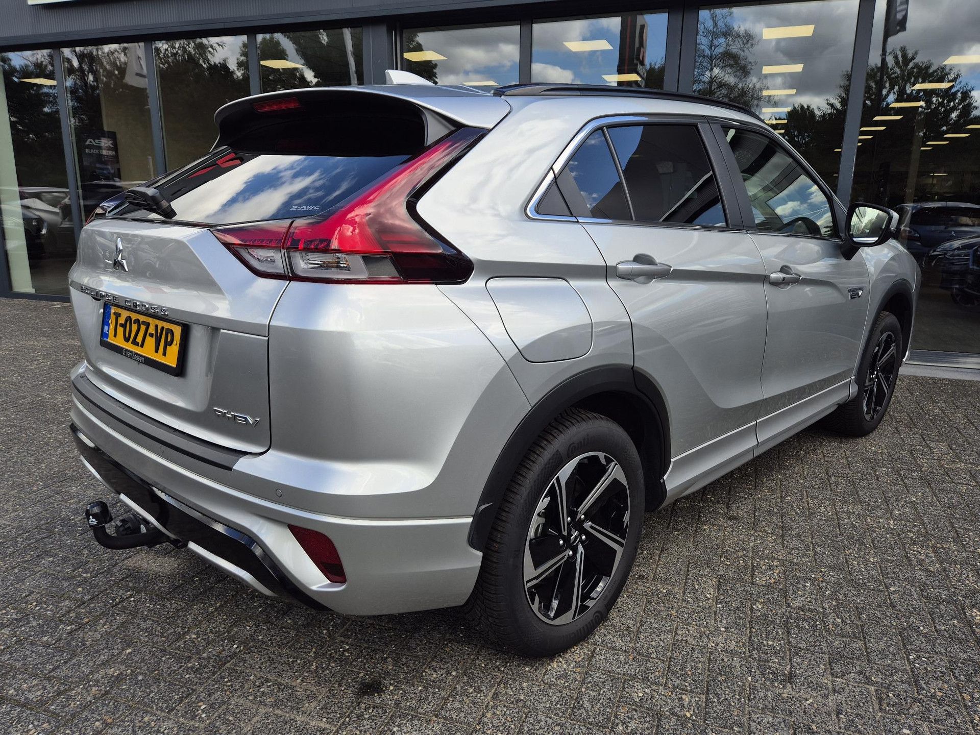 Mitsubishi EclipseCross met kenteken T-027-VP – achteraanzicht