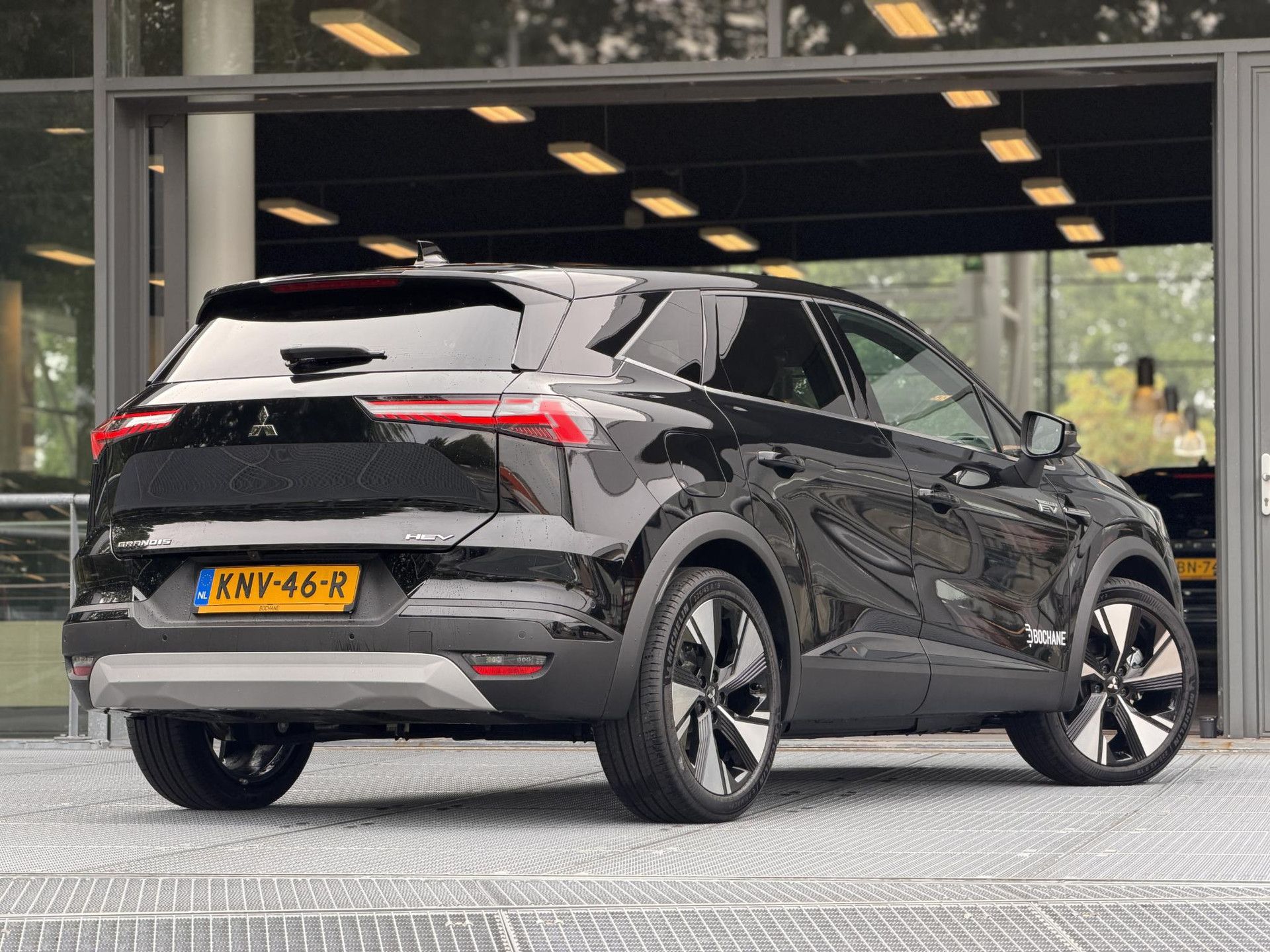 Mitsubishi Grandis met kenteken KNV-46-R – achteraanzicht