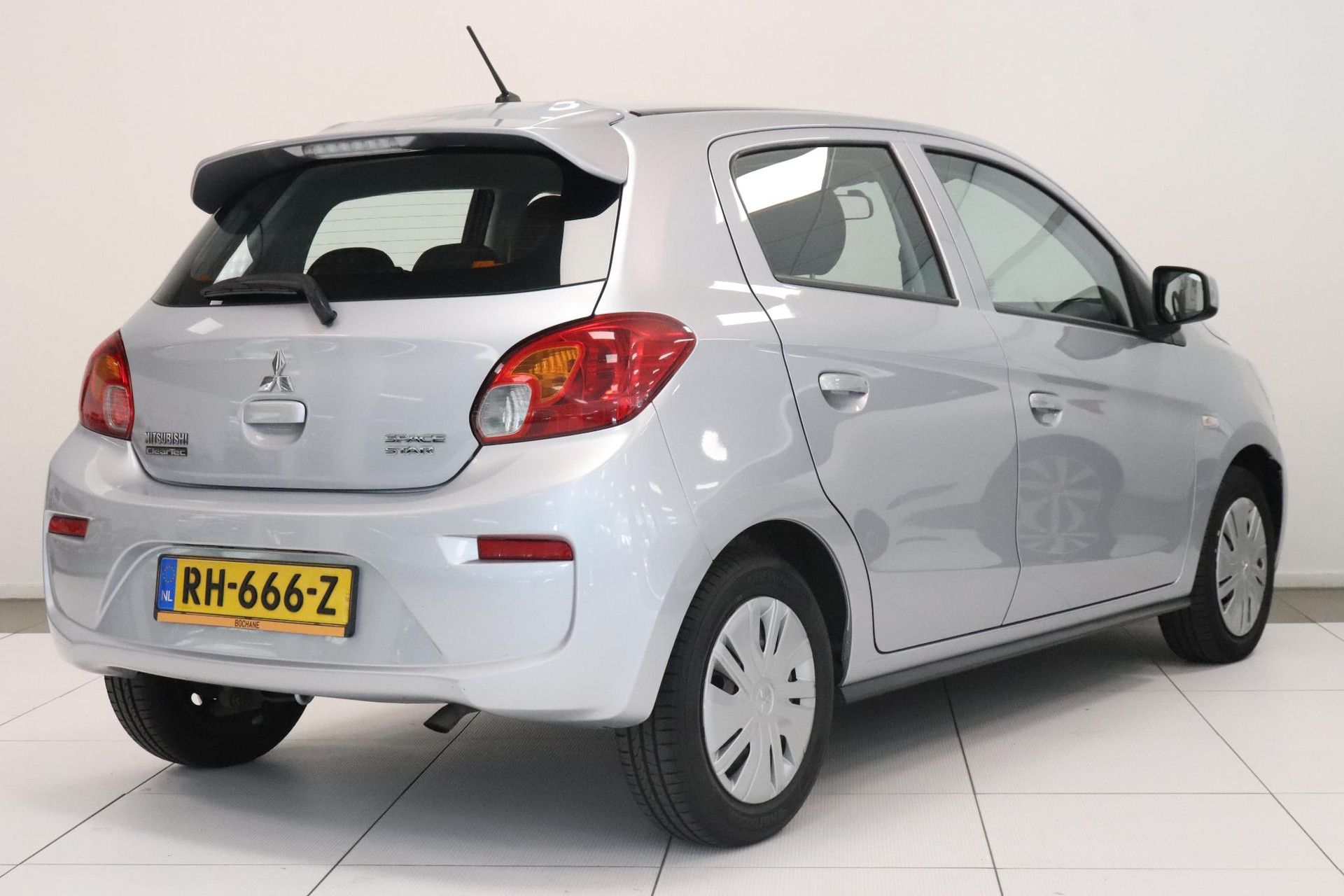 Mitsubishi SpaceStar met kenteken RH-666-Z – achteraanzicht