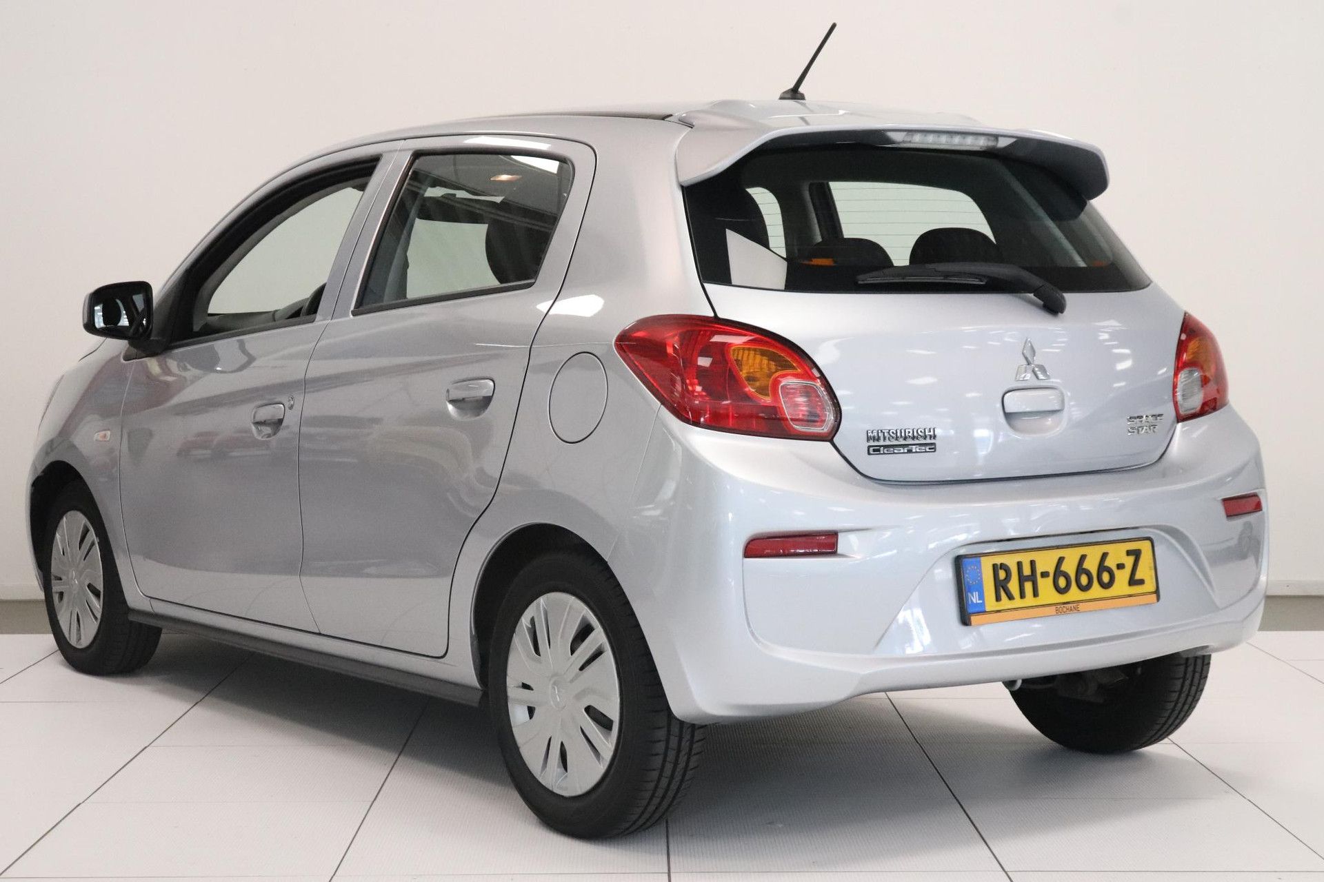 Mitsubishi SpaceStar met kenteken RH-666-Z – detailfoto