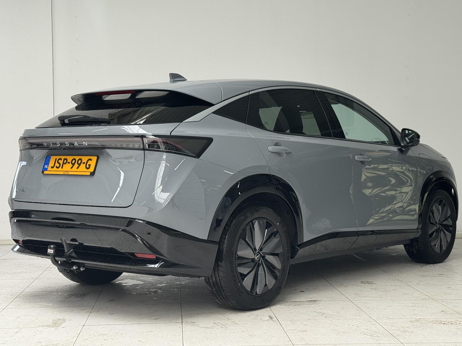 Nissan ARIYA met kenteken JSP-99-G – achteraanzicht
