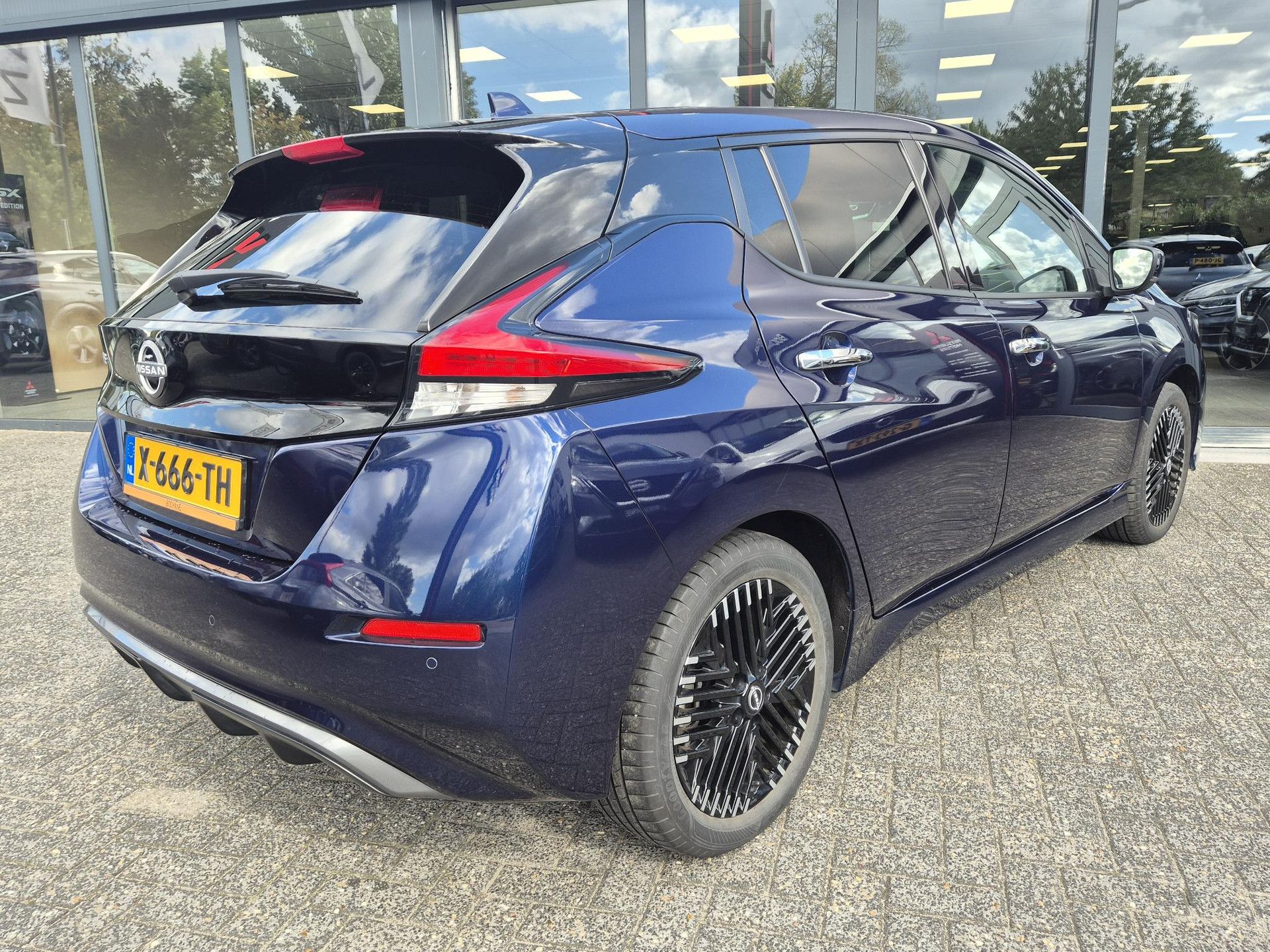 Nissan Leaf met kenteken X-666-TH – achteraanzicht