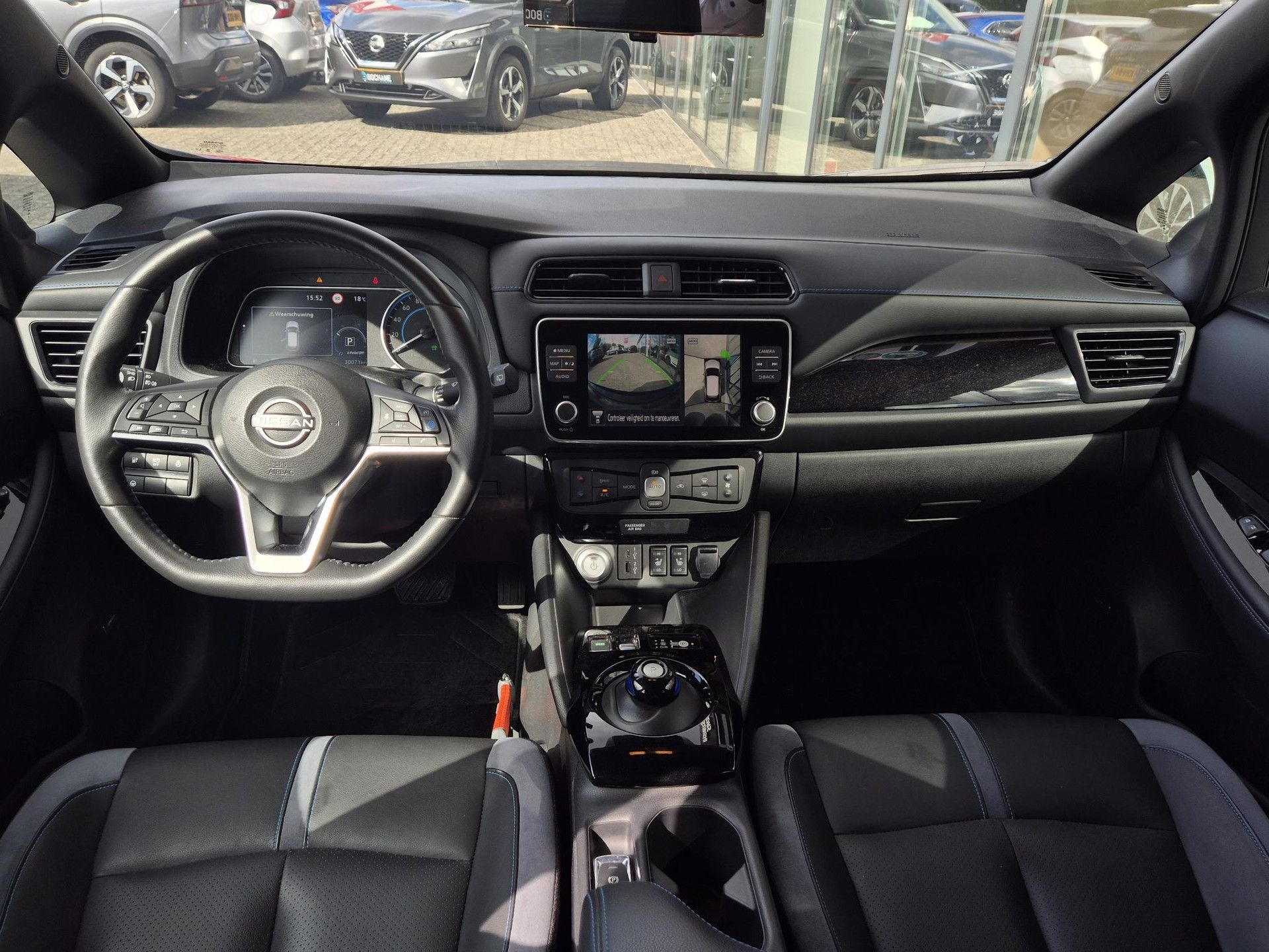 Nissan Leaf met kenteken X-666-TH – interieur