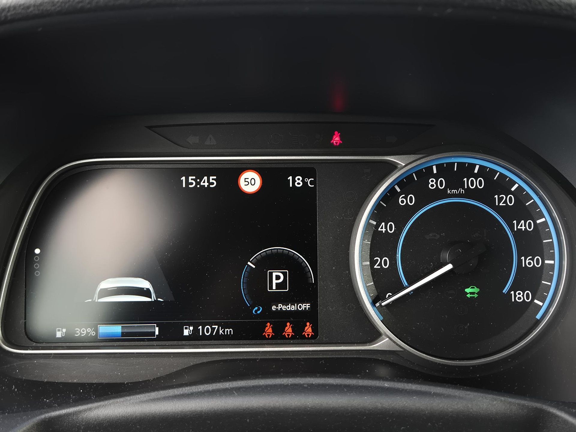 Nissan Leaf met kenteken X-666-TH – dashboard