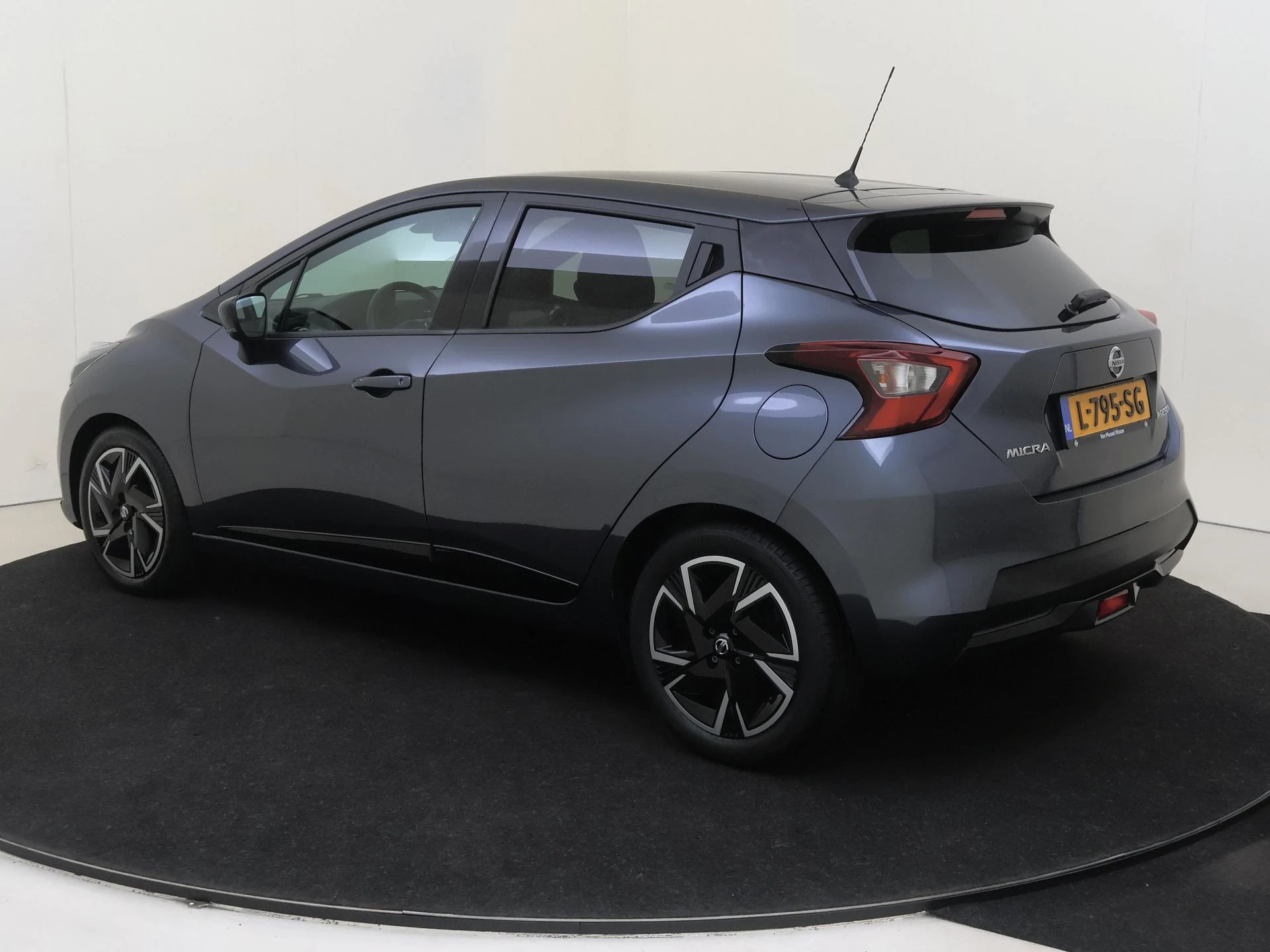 Nissan Micra met kenteken L-795-SG – autofoto 4